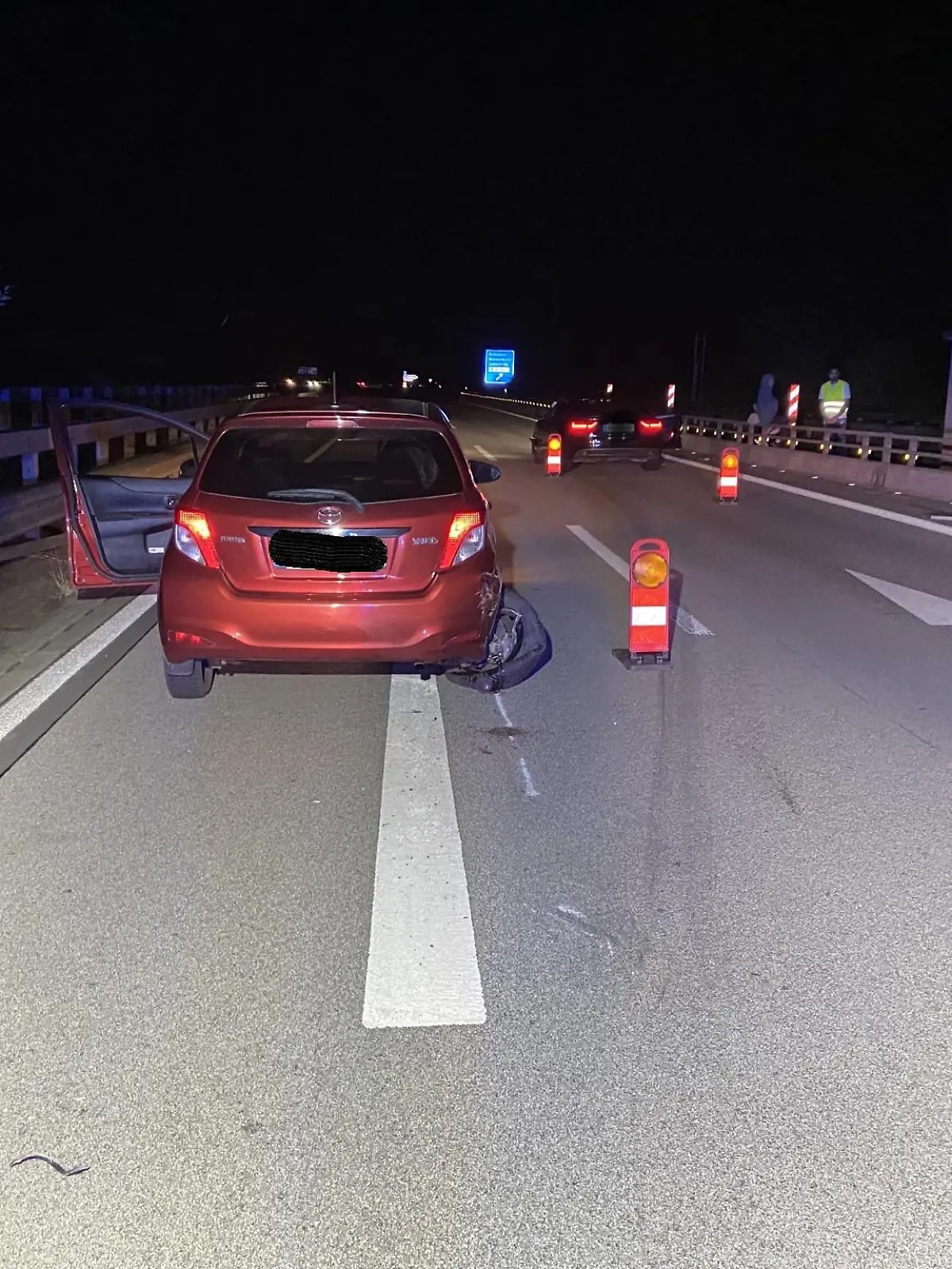 Abgestellter PKW auf BAB