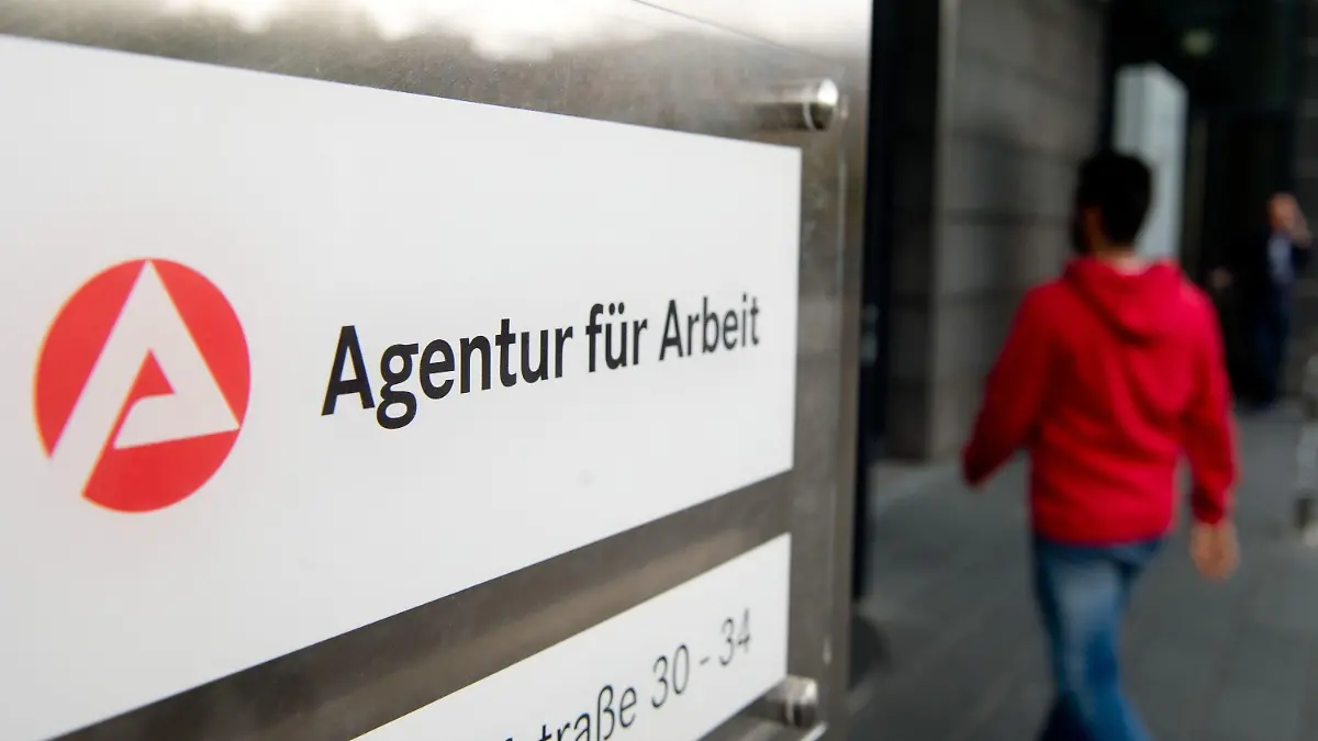 ARCHIV - Ein Mann geht am 07.10.2014 hinter dem Schild der Agentur für Arbeit in Stuttgart (Baden-Württemberg) zum Eingang. Die Arbeitslosigkeit im Südwesten dürfte im November 2014 weiter zurückgegangen sein. Nach Einschätzung von Experten liegt sie voraussichtlich wieder unter den Werten der Vorjahre. Foto: Sebastian Kahnert/dpa (zu lsw: «Arbeitslosigkeit dürfte im November weiter zurückgegangen sein» vom 27.11.2014) +++(c) dpa - Bildfunk+++