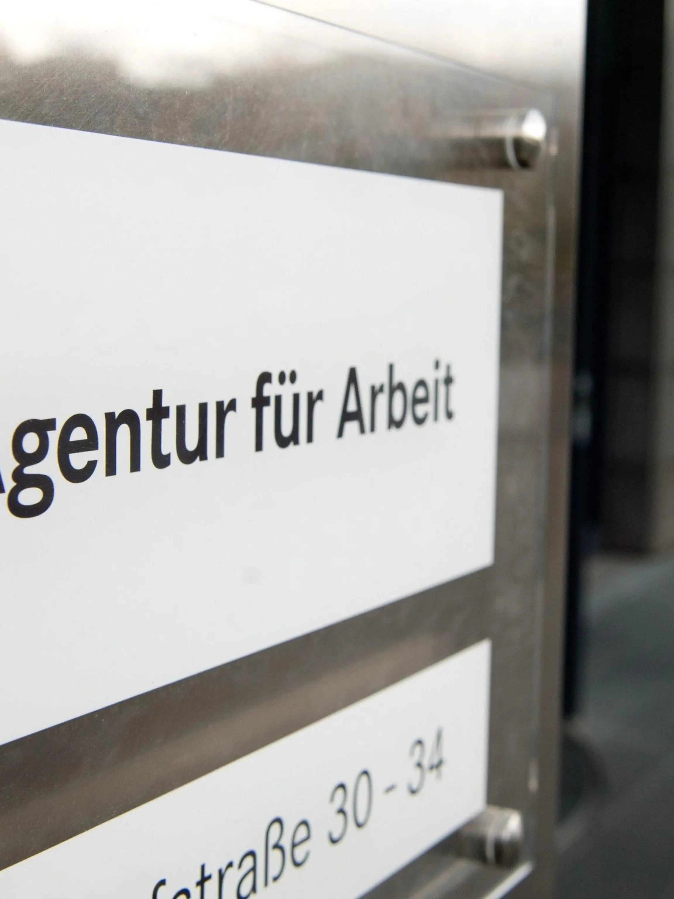 ARCHIV - Ein Mann geht am 07.10.2014 hinter dem Schild der Agentur für Arbeit in Stuttgart (Baden-Württemberg) zum Eingang. Die Arbeitslosigkeit im Südwesten dürfte im November 2014 weiter zurückgegangen sein. Nach Einschätzung von Experten liegt sie voraussichtlich wieder unter den Werten der Vorjahre. Foto: Sebastian Kahnert/dpa (zu lsw: «Arbeitslosigkeit dürfte im November weiter zurückgegangen sein» vom 27.11.2014) +++(c) dpa - Bildfunk+++