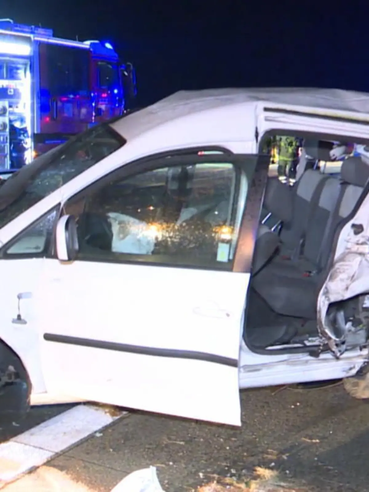 Auf der A7 ist es in der Nacht zu Montag zu einem schweren Unfall gekommen. Dabei ist ein Passat ungebremst auf einen VW Caddy gefahren.