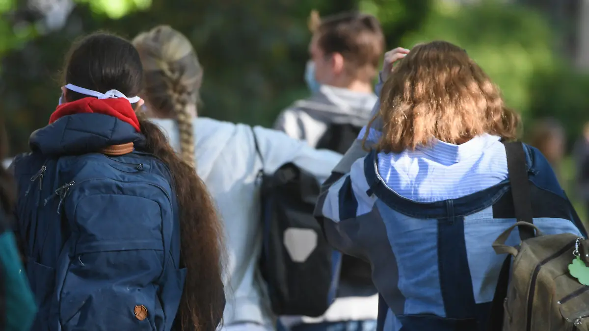 ACHTUNG: SPERRFRIST 8. DEZEMBER 00:01 UHR. FREI FÜR ZEITUNGSAUSGABEN AM DIENSTAG - ARCHIV - 18.05.2020, Hessen, Frankfurt/Main: Schülerinnen und Schüler eines Gymnasiums gehen vor dem Schulgebäude und tragen dabei Masken. (Zu dpa "Jugendliche fordern mehr Unterstützung in der Krise") Foto: Arne Dedert/dpa +++ dpa-Bildfunk +++