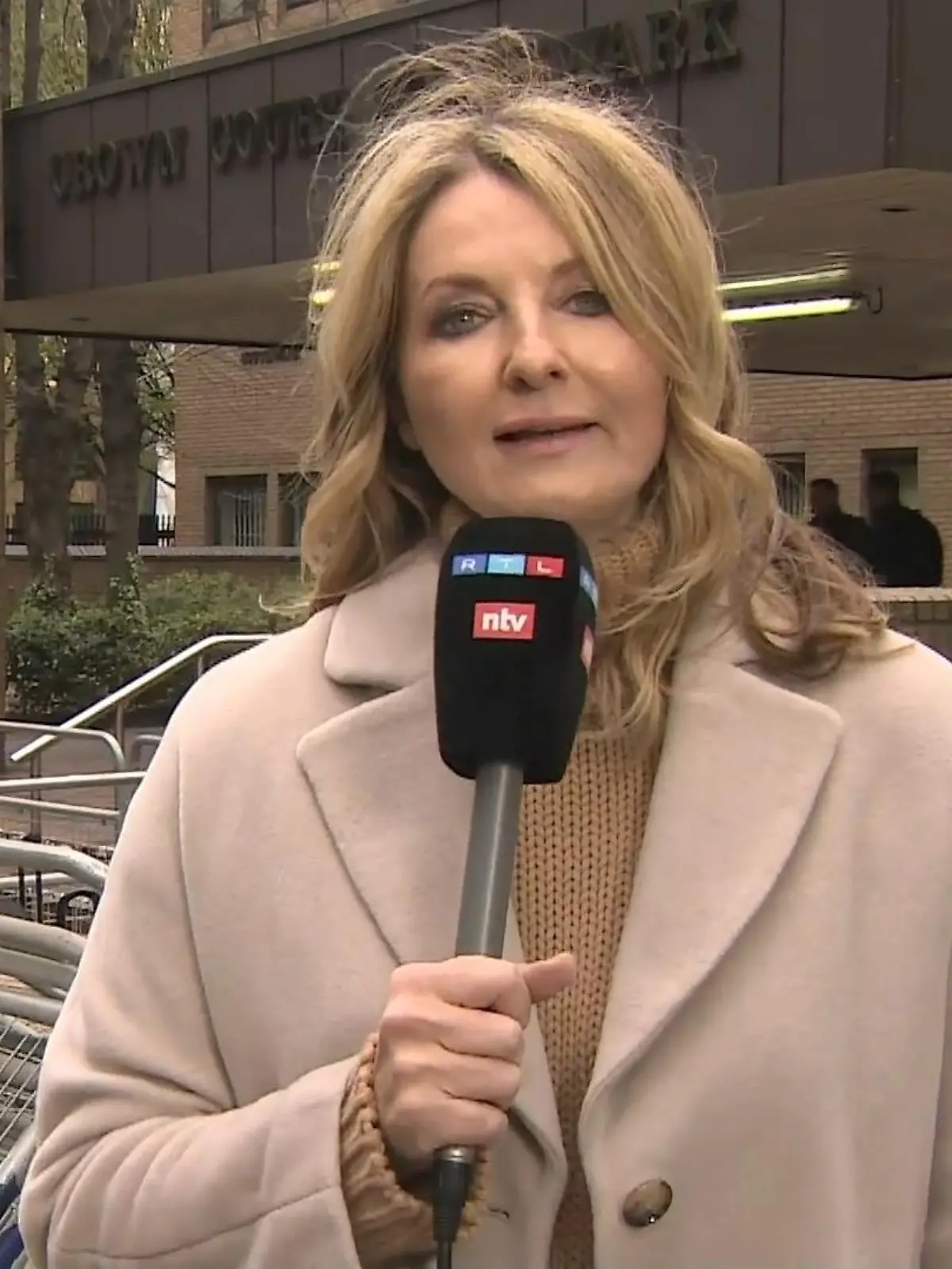Bild zu: "Frauke Ludowig lobt den Zusammenhalt von Familie Becker"