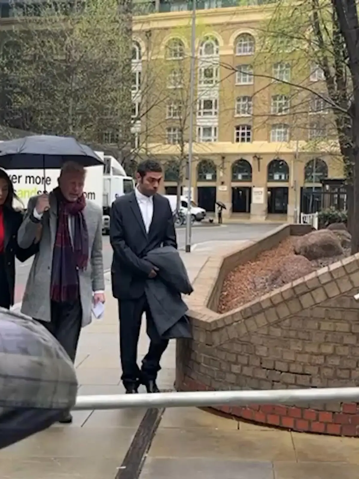 Bild zu: "Boris Becker trifft am Gericht ein"