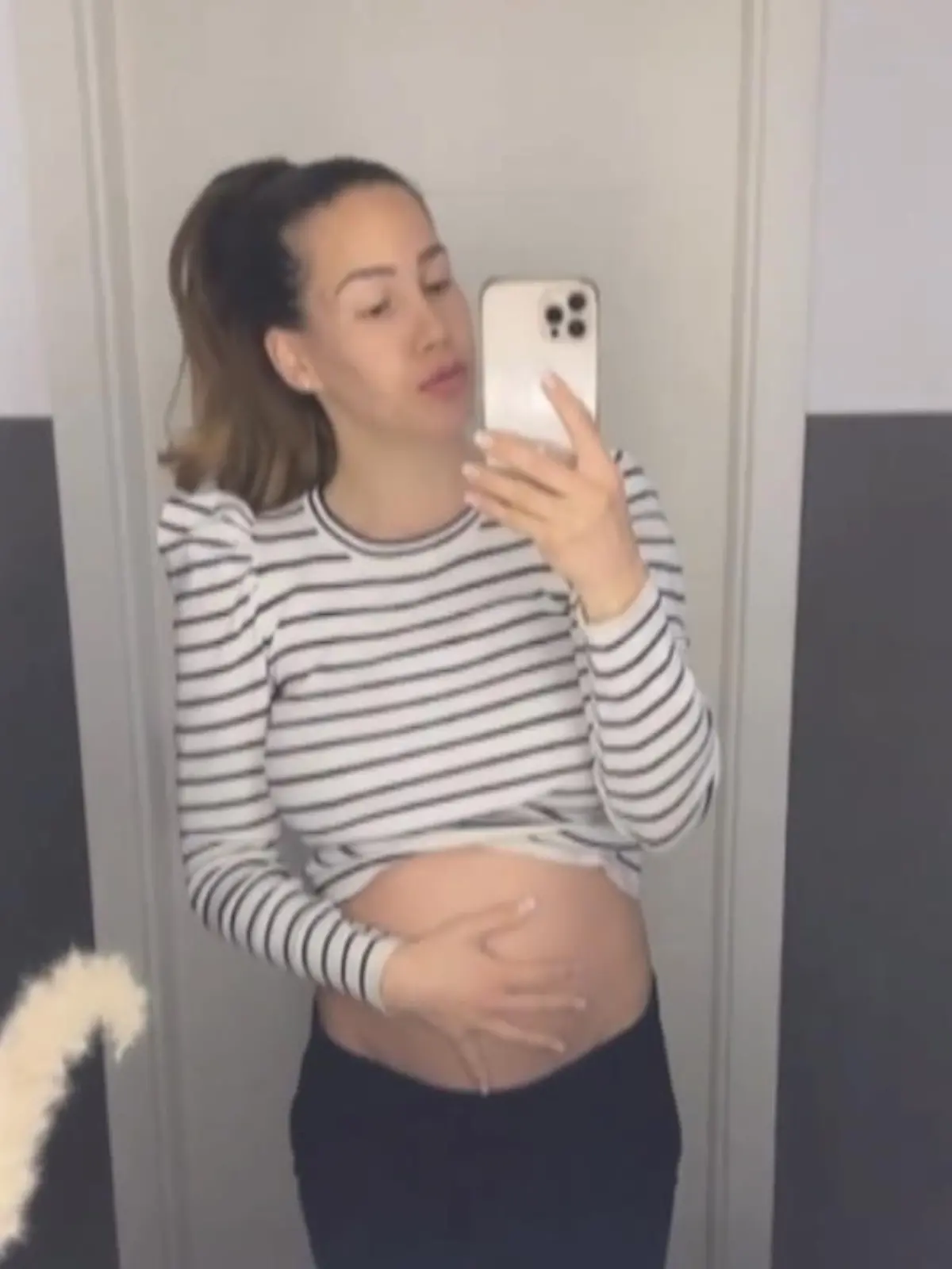 Bild zu: "Angelina Pannek zeigt ihre Kugel"
