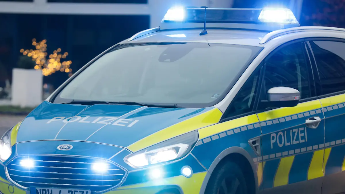 Symbolbild Blaulicht Streifenwagen der Polizei NRW solingen Talstraße *** symbolic picture blue light patrol car of the police NRW solingen Talstraße