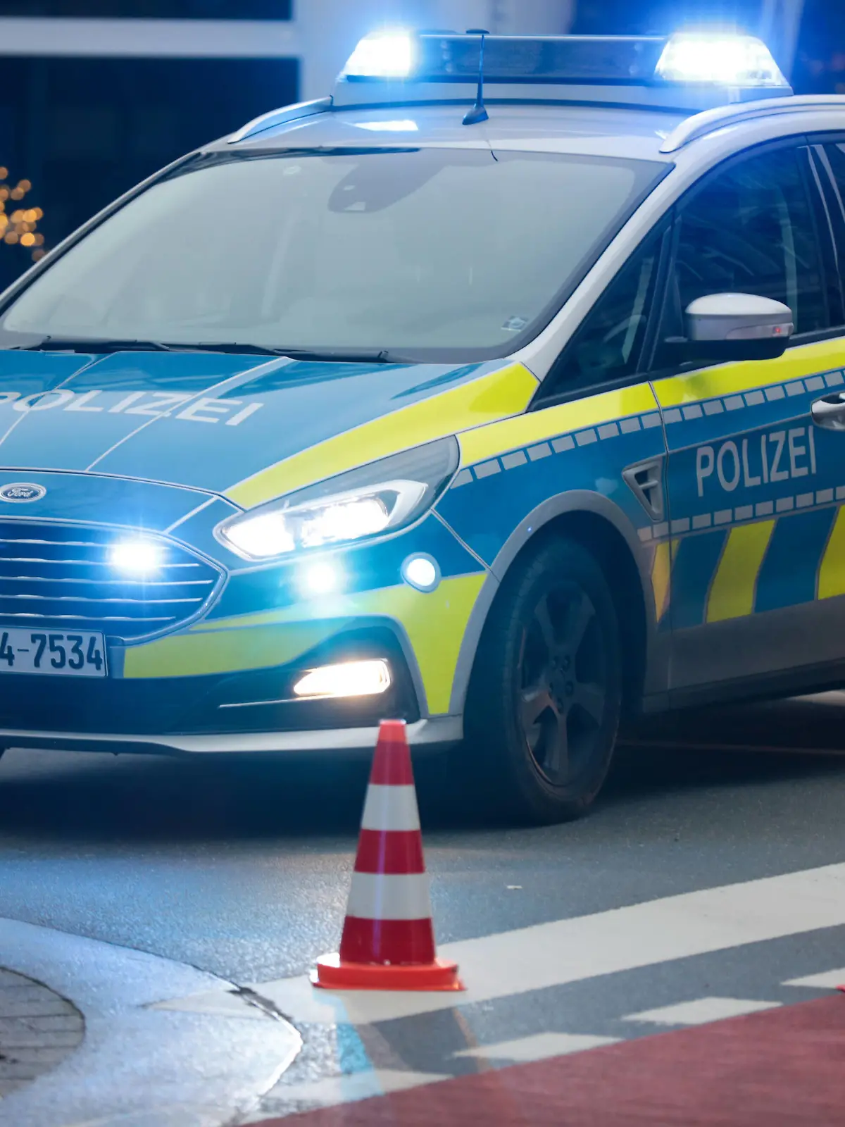 Symbolbild Blaulicht Streifenwagen der Polizei NRW solingen Talstraße *** symbolic picture blue light patrol car of the police NRW solingen Talstraße 