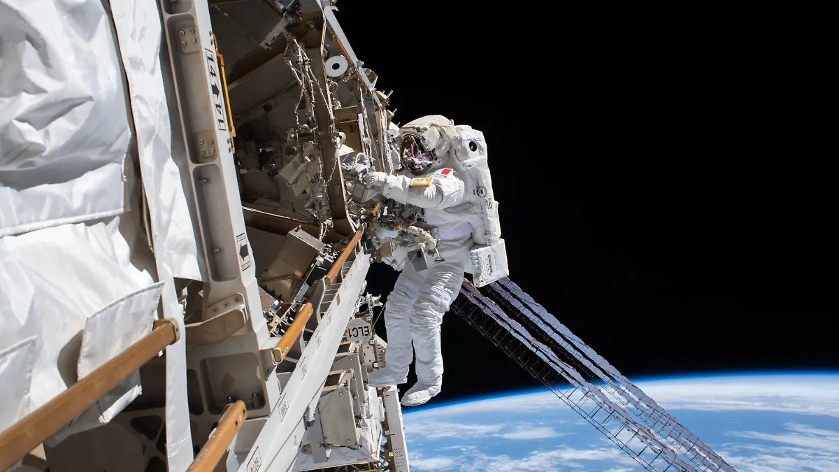 HANDOUT - 25.01.2020, ---: ESA-Astronaut Luca Parmitano ist an der Internationalen Raumstation angebunden, während er thermische Reparaturen am Alpha Magnetic Spectrometer, einem Detektor für dunkle Materie und Antimaterie, während eines Weltraumspaziergangs, der 6 Stunden und 16 Minuten dauerte, abschließt. Wer sich als Astronautin oder Astronaut bei der europäischen Raumfahrtagentur Esa bewerben will, hat dafür nur noch wenige Tage Zeit. (zu dpa «Frist endet bald - Letzte Chance für Bewerbung als Astronaut») Foto: NASA/dpa - ACHTUNG: Nur zur redaktionellen Verwendung und nur mit vollständiger Nennung des vorstehenden Credits +++ dpa-Bildfunk +++