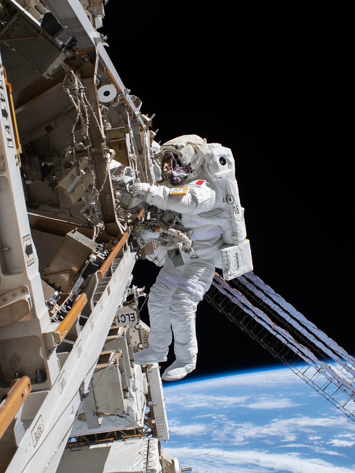 HANDOUT - 25.01.2020, ---: ESA-Astronaut Luca Parmitano ist an der Internationalen Raumstation angebunden, während er thermische Reparaturen am Alpha Magnetic Spectrometer, einem Detektor für dunkle Materie und Antimaterie, während eines Weltraumspaziergangs, der 6 Stunden und 16 Minuten dauerte, abschließt. Wer sich als Astronautin oder Astronaut bei der europäischen Raumfahrtagentur Esa bewerben will, hat dafür nur noch wenige Tage Zeit. (zu dpa «Frist endet bald - Letzte Chance für Bewerbung als Astronaut») Foto: NASA/dpa - ACHTUNG: Nur zur redaktionellen Verwendung und nur mit vollständiger Nennung des vorstehenden Credits +++ dpa-Bildfunk +++