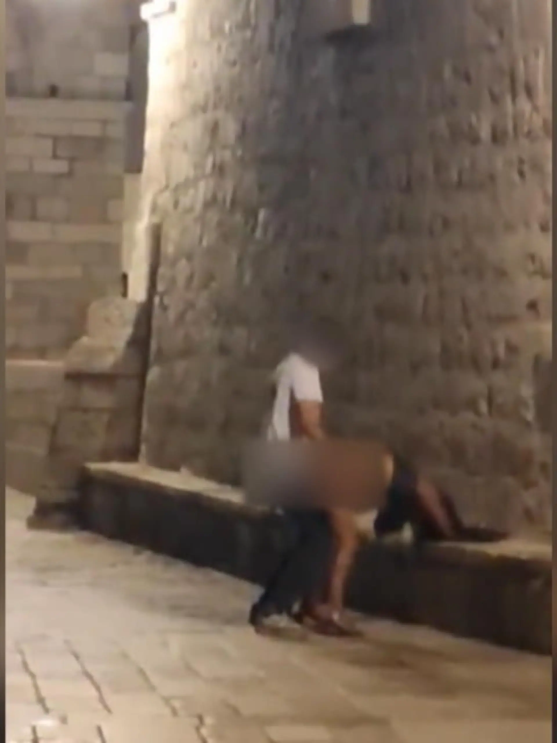Intime Stunden zu zweit im gemütlichen Bett? Sowas von langweilig, dachte sich wohl dieses Touristenpärchen im kroatischen Dubrovnik. Kurzerhand verlegten sie ihr Schäferstündchen in die historische Altstadt - ohne zu ahnen, dass sie gefilmt werden.