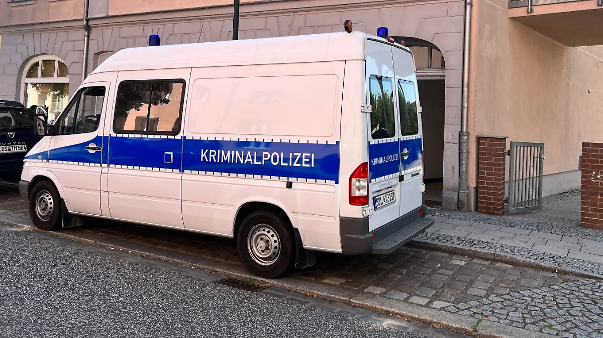 25.07.2022, Brandenburg, Fürstenwalde: Ein Transporter der Kriminalpolizei steht nahe des Fundortes.Die Polizei hat in Fürstenwalde (Oder-Spree) einen Toten entdeckt. Der Mann sei am Montagmorgen auf einem Hinterhof in der Gartenstraße mit massiven Verletzungen aufgefunden worden, wie die Polizeidirektion Ost mitteilte. Ersten Erkenntnissen zufolge könnte es sich um einen 43-Jährigen handeln. Foto: Blp / Sappeck/dpa +++ dpa-Bildfunk +++