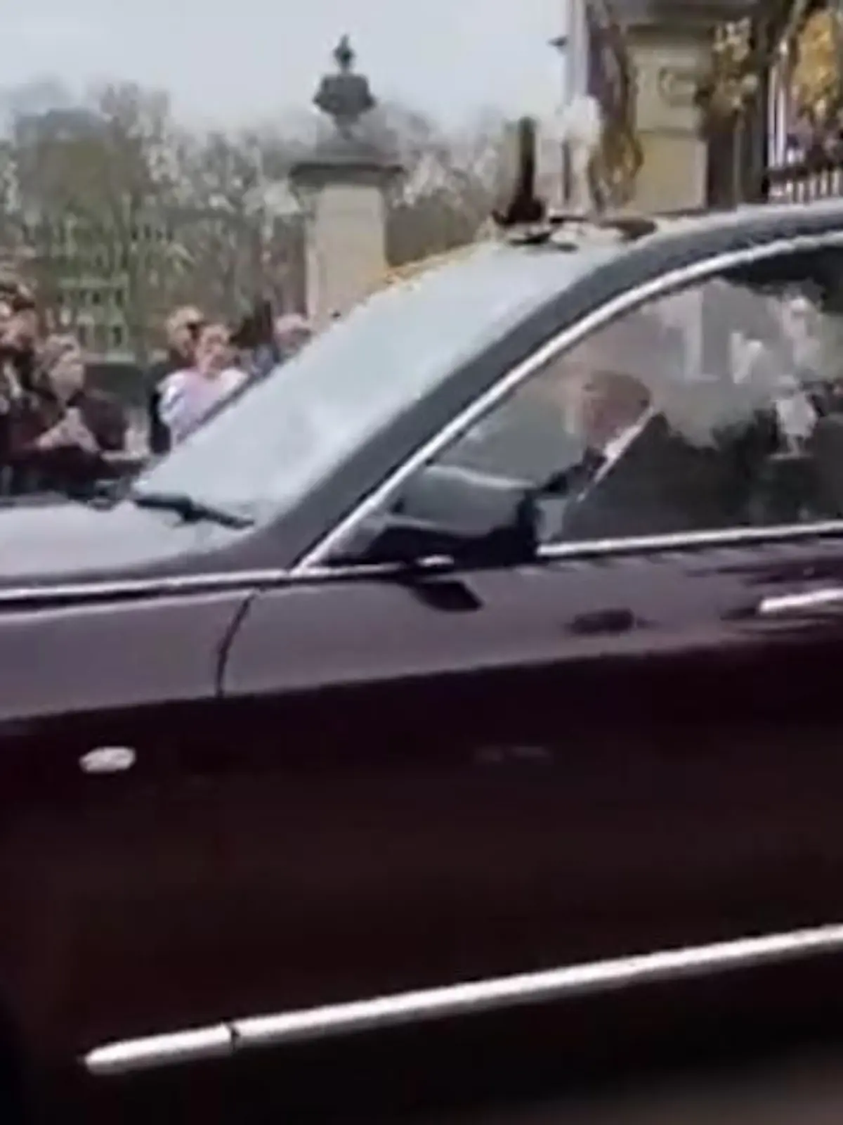 Bild zu: "Queen kommt mit Skandal Prinz Andrew zur Gedenkfeier"