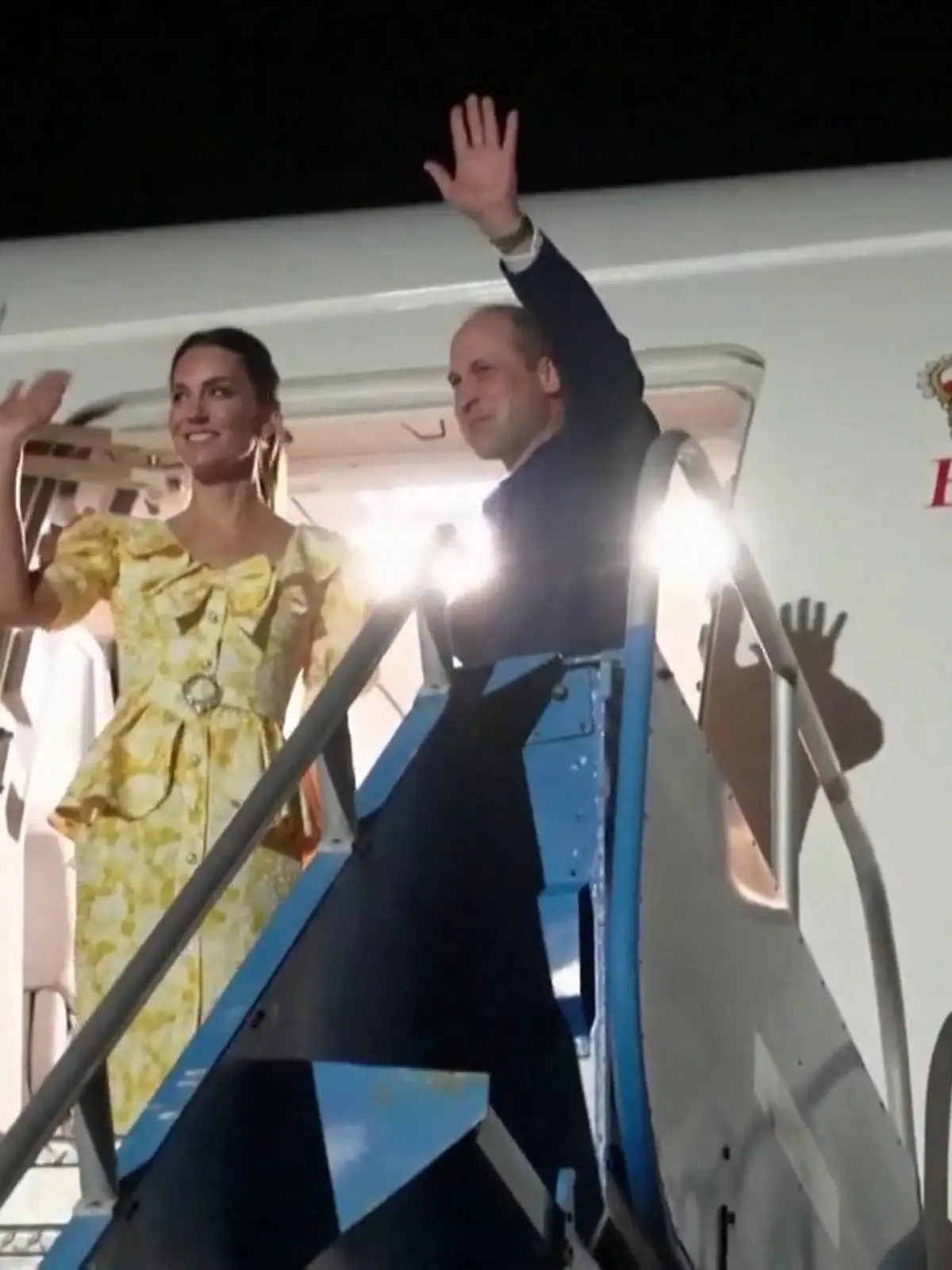 Bild zu: "Prinz William & Herzogin Kate fliegen heim"