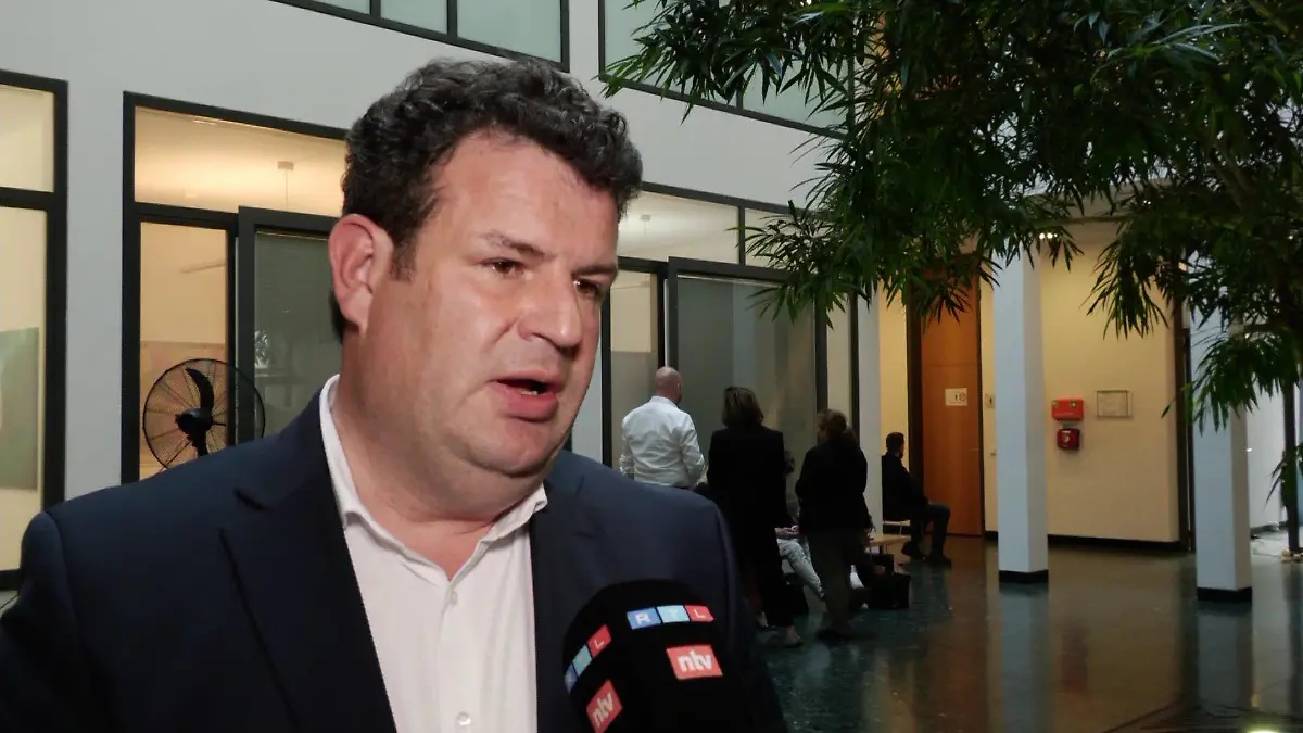 Hubertus Heil findet die Reisepläne des Ex-Kanzlers schwierig.