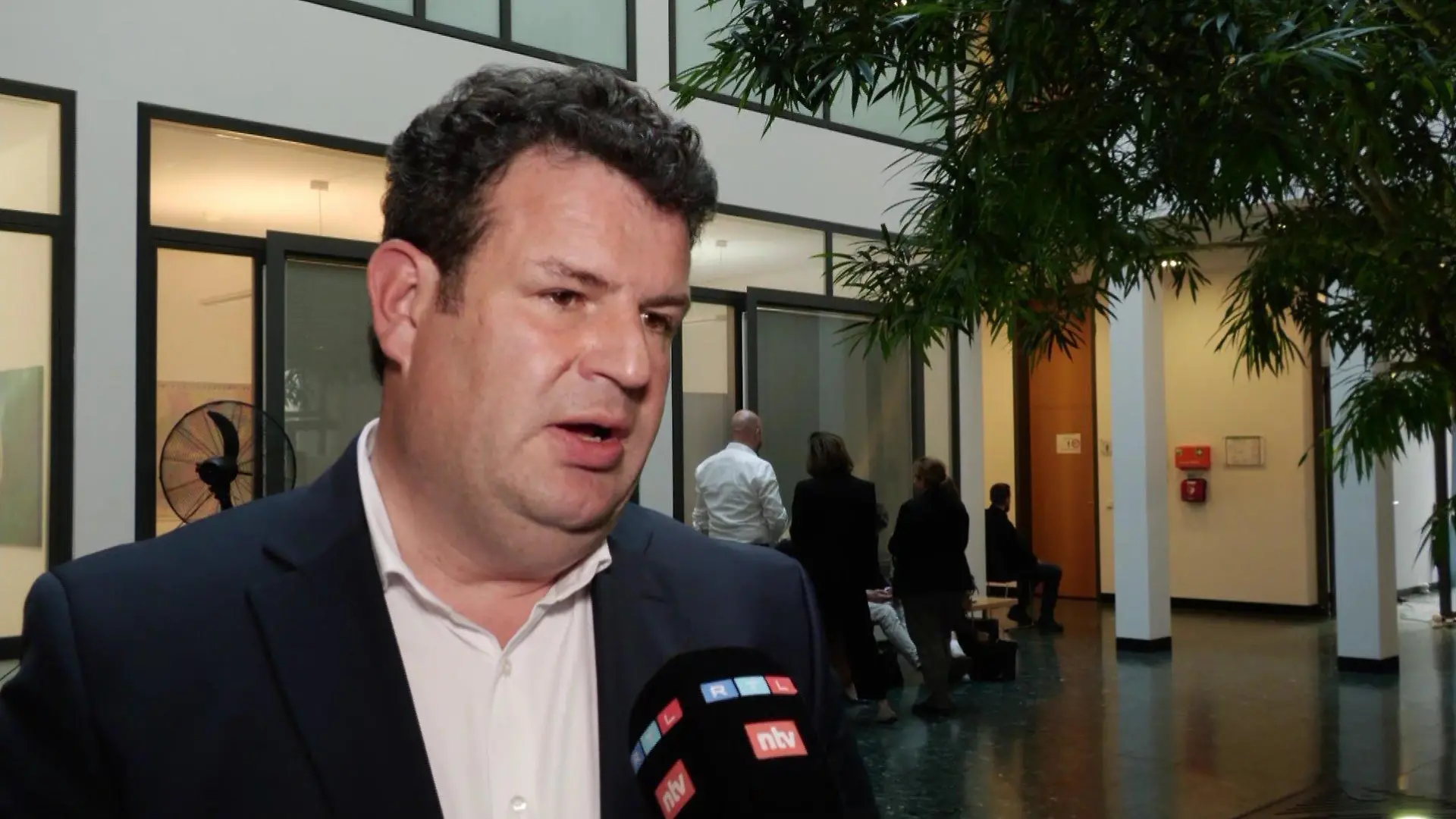 Hubertus Heil findet die Reisepläne des Ex-Kanzlers schwierig.