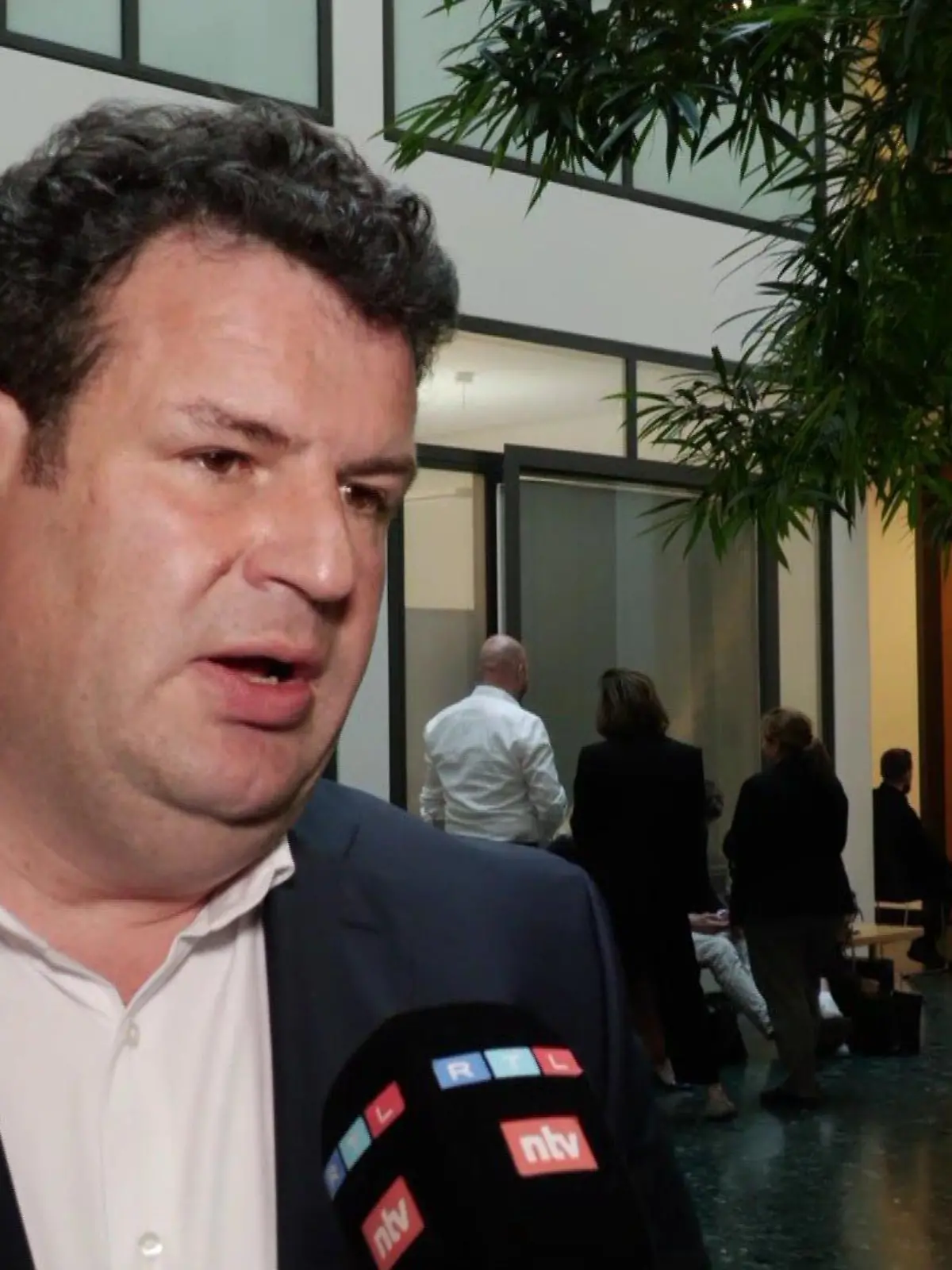 Hubertus Heil findet die Reisepläne des Ex-Kanzlers schwierig.