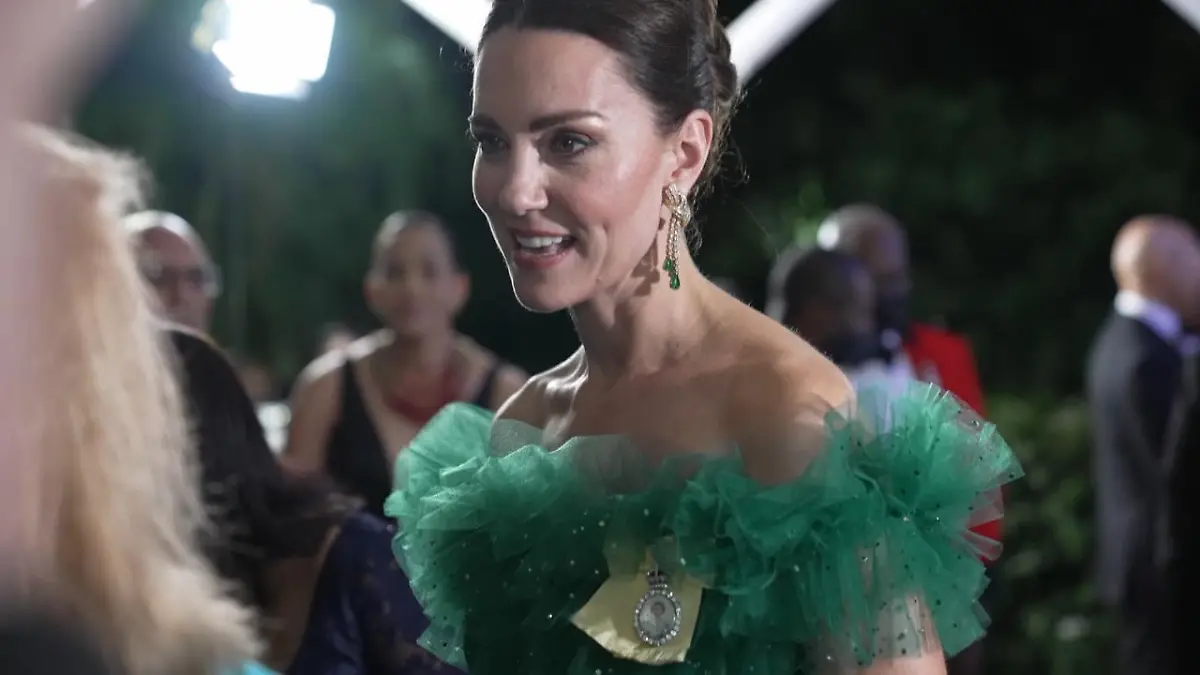 Herzogin Kate funkelt in einem smaragdgrünen Dress Royals besuchen Jamaika