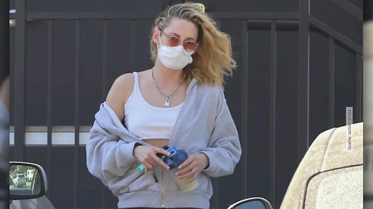 Wie wäre es mal mit einer Autowäsche, Kristen Stewart?! Sahara-Staub ist nix dagegen