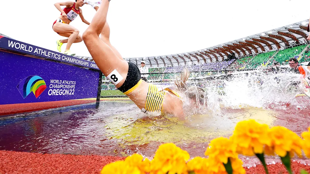 16.07.2022, USA, Eugene: Leichtathletik, Weltmeisterschaft, Frauen, 3.000 Meter Hindernis: Lea Meyer aus Deutschland stürzt ins Wasser. Foto: Martin Rickett/PA Wire/dpa +++ dpa-Bildfunk +++