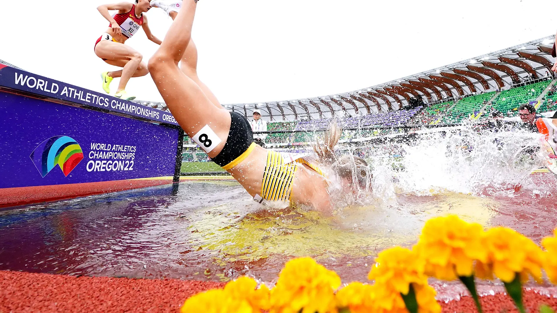 16.07.2022, USA, Eugene: Leichtathletik, Weltmeisterschaft, Frauen, 3.000 Meter Hindernis: Lea Meyer aus Deutschland stürzt ins Wasser. Foto: Martin Rickett/PA Wire/dpa +++ dpa-Bildfunk +++
