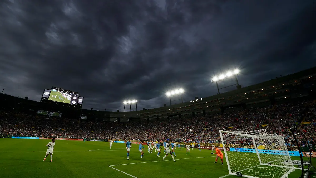 23.07.2022, USA, Green Bay: Fußball: München, Testspiele, FC Bayern München - Manchester City. Dunkle Wolken ziehen während des Spiels über dem Lambeau Field auf. Foto: Morry Gash/AP/dpa +++ dpa-Bildfunk +++