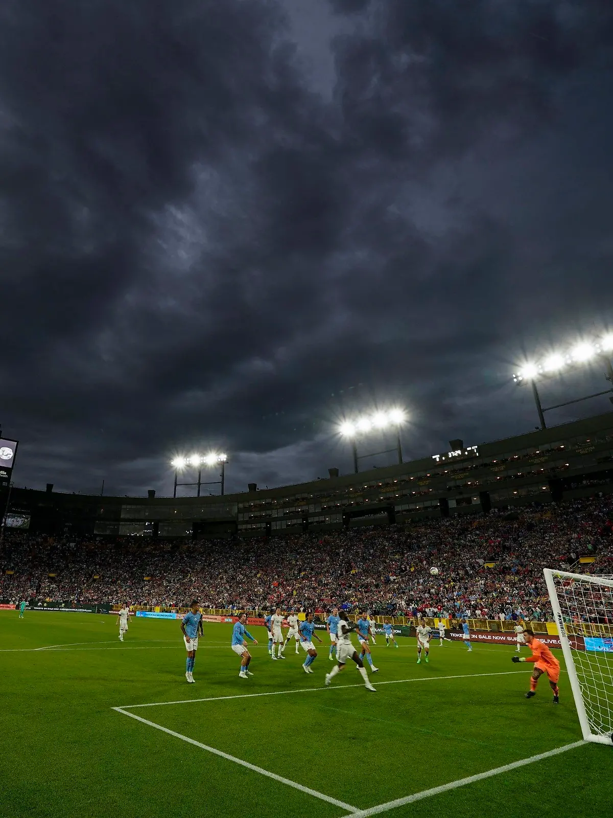 23.07.2022, USA, Green Bay: Fußball: München, Testspiele, FC Bayern München - Manchester City. Dunkle Wolken ziehen während des Spiels über dem Lambeau Field auf. Foto: Morry Gash/AP/dpa +++ dpa-Bildfunk +++