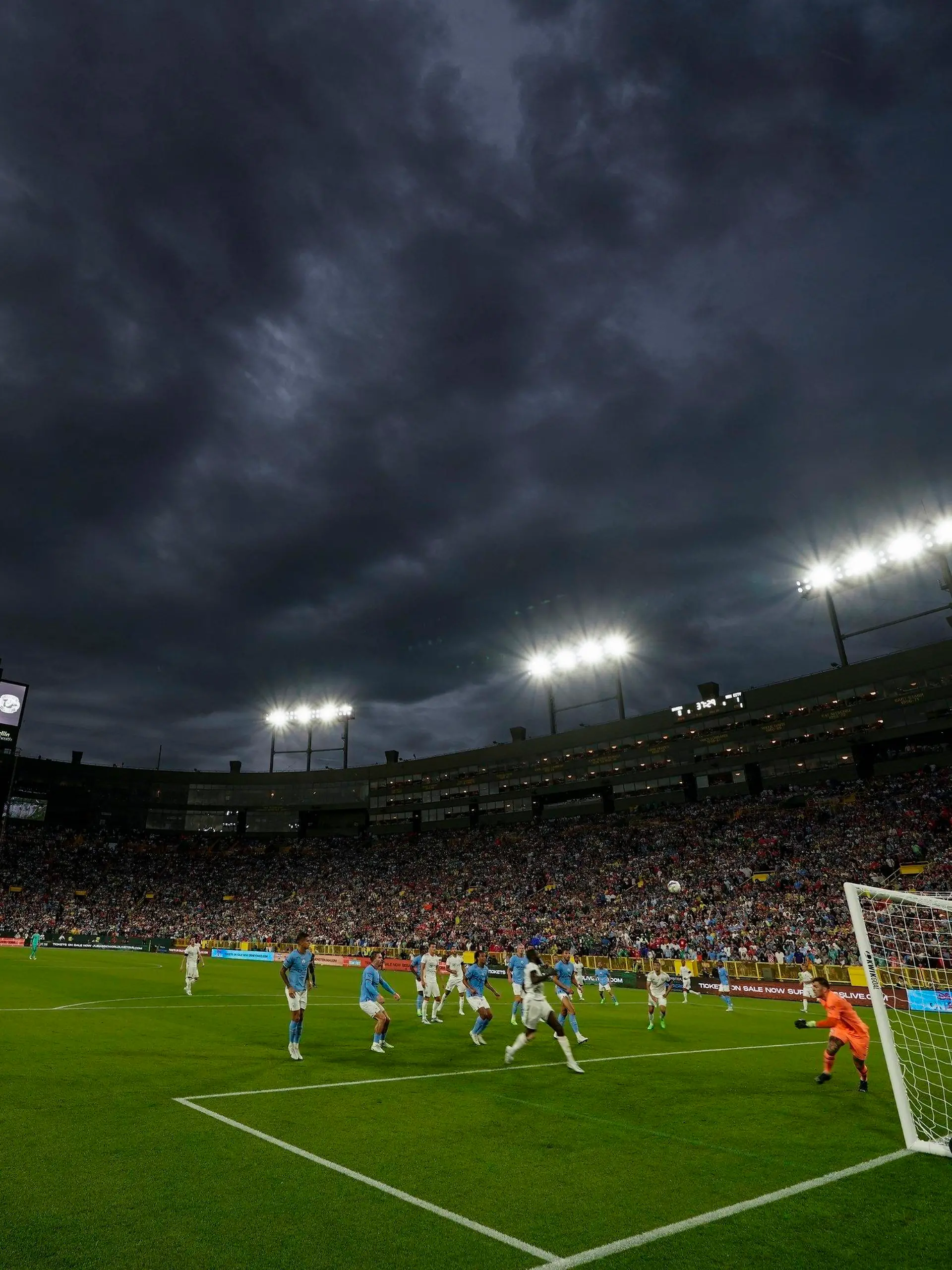 23.07.2022, USA, Green Bay: Fußball: München, Testspiele, FC Bayern München - Manchester City. Dunkle Wolken ziehen während des Spiels über dem Lambeau Field auf. Foto: Morry Gash/AP/dpa +++ dpa-Bildfunk +++
