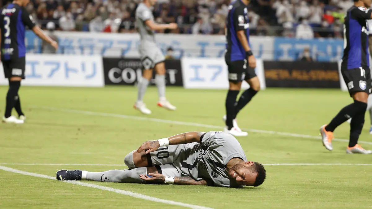 Football: PSG Japan Tour Paris Saint-Germain s Neymar appears hurt after being fouled in the penalty area during the first half of a football match against Gamba Osaka at Panasonic Stadium in the Osaka Prefecture city of Suita, western Japan, on July 25, 2022. PUBLICATIONxINxGERxSUIxAUTxHUNxONLY A14AA0001319996P 