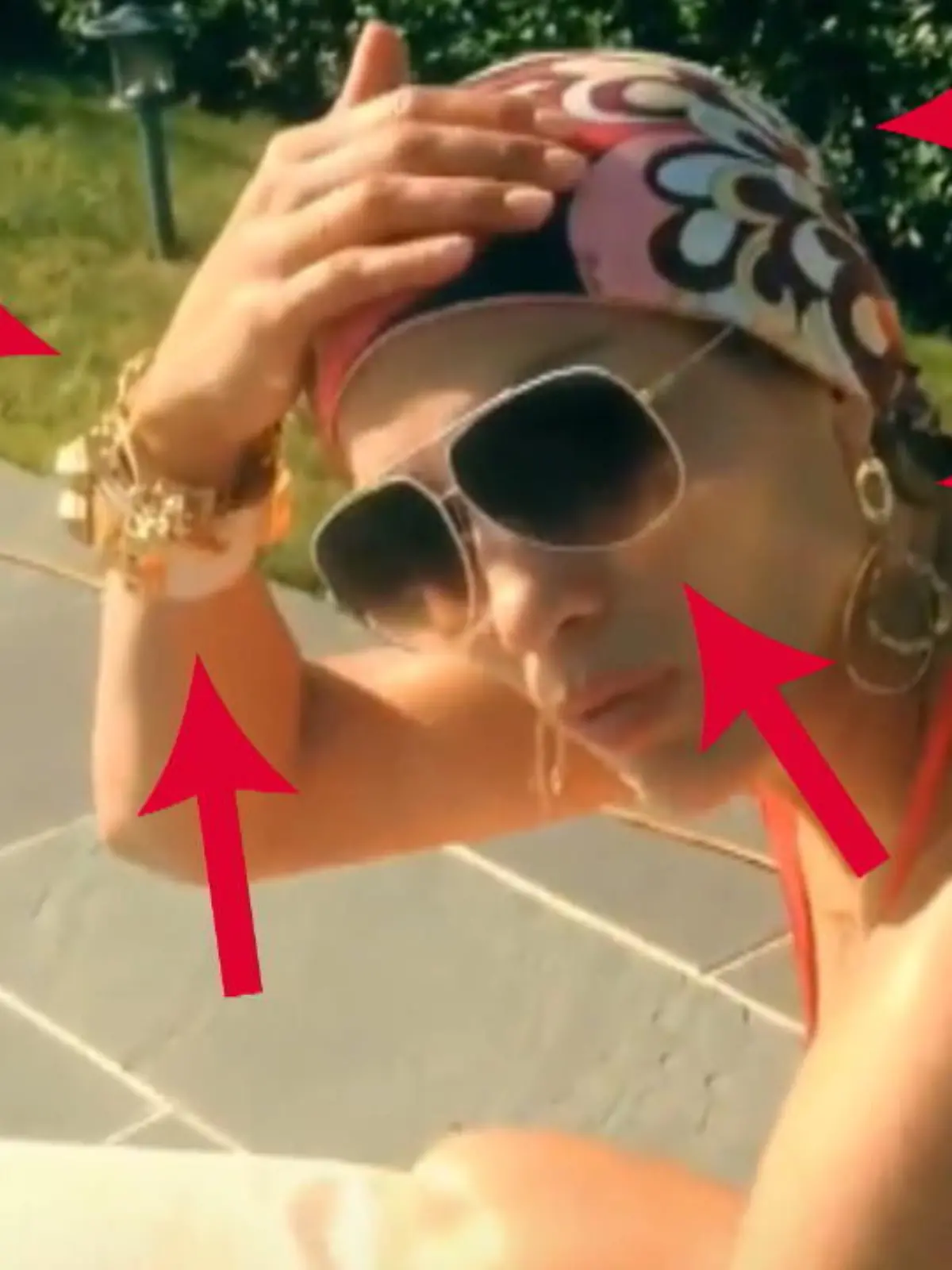 Bild zu: "Jennifer Lopez durchgestylt am Pool"