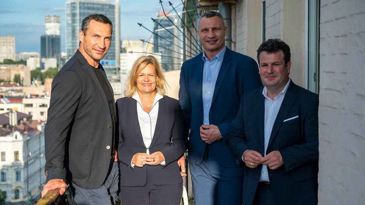 25.07.2022, Ukraine, Kiew: Wladimir Klitschko (l-r), Bruder des Bürgermeisters von Kiew und ehemaliger Boxprofi, Nancy Faeser (SPD), Bundesministerin für Inneres und Heimat, Vitali Klitschko, Bürgermeister von Kiew und ehemaliger Boxprofi, und Hubertus Heil (SPD), Bundesminister für Arbeit und Soziales, stehen auf einem Balkon der Residenz der deutschen Botschafterin in der Ukraine. Foto: Christophe Gateau/dpa +++ dpa-Bildfunk +++