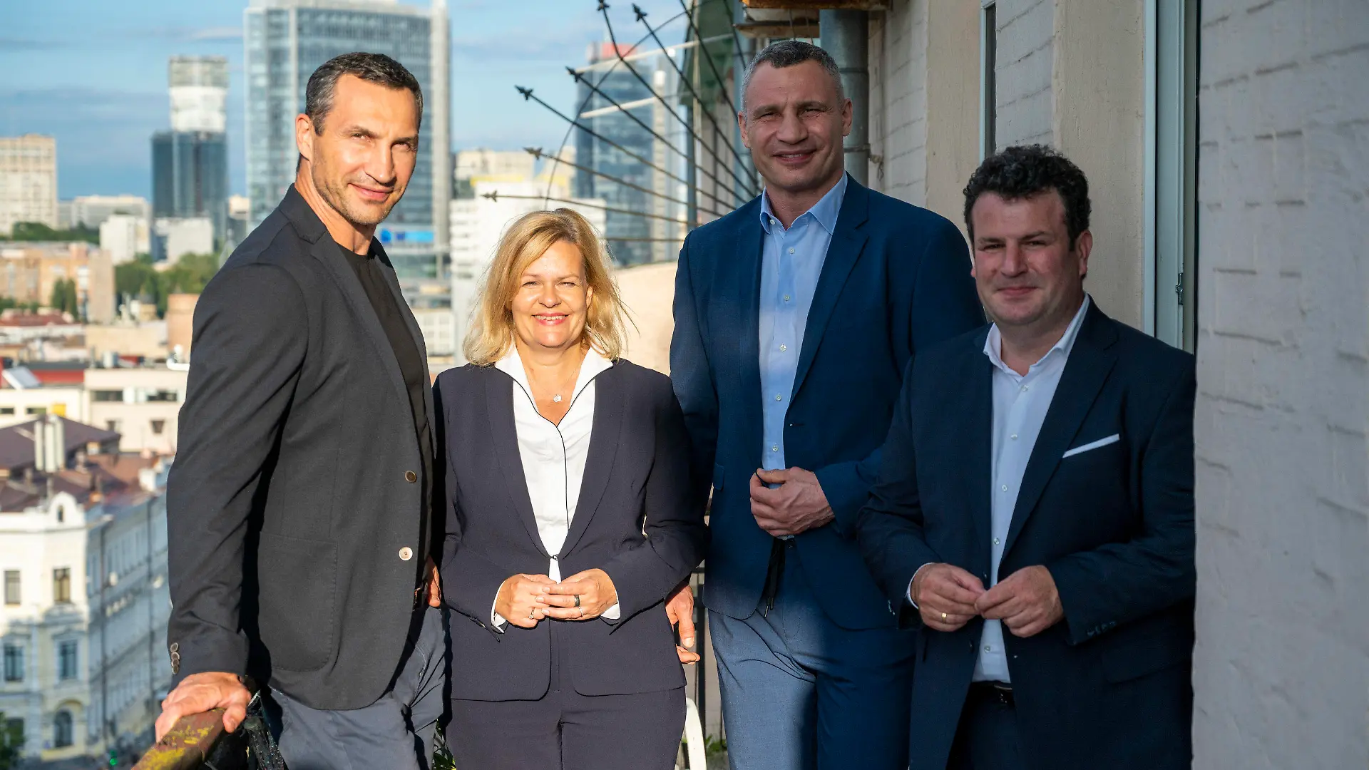 25.07.2022, Ukraine, Kiew: Wladimir Klitschko (l-r), Bruder des Bürgermeisters von Kiew und ehemaliger Boxprofi, Nancy Faeser (SPD), Bundesministerin für Inneres und Heimat, Vitali Klitschko, Bürgermeister von Kiew und ehemaliger Boxprofi, und Hubertus Heil (SPD), Bundesminister für Arbeit und Soziales, stehen auf einem Balkon der Residenz der deutschen Botschafterin in der Ukraine. Foto: Christophe Gateau/dpa +++ dpa-Bildfunk +++