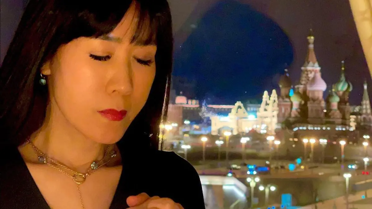 Die Frau von Gerhard Schröder sorgte im März mit diesem Foto bei Instagram für viele Diskussionen: Soyeon Schröder-Kim betet in ihrem Moskauer Hotel - im Hintergrund der Kreml