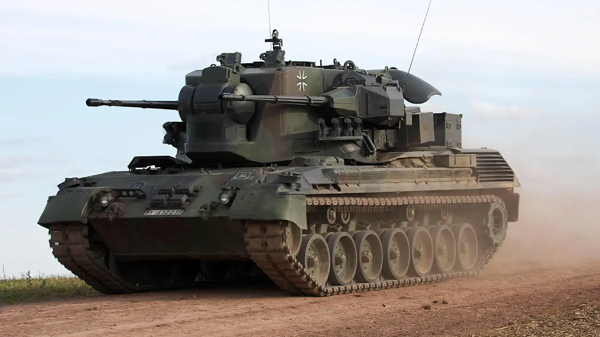  Flugabwehrkanonenpanzer FlakPz Gepard der Bundeswehr auf dem Truppenübungsplatz Wildflecken. Der Flugabwehrkanonenpanzer Gepard wird im Jahr 2022 von der Bundesrepublik Deutschland an die Ukraine geliefert. Hammelburg Bayern Deutschland *** Anti-aircraft gun tank FlakPz Gepard of the German Armed Forces at the military training area Wildflecken The anti-aircraft gun tank Gepard will be delivered by the Federal Republic of Germany to Ukraine in 2022 Hammelburg Bavaria Germany
