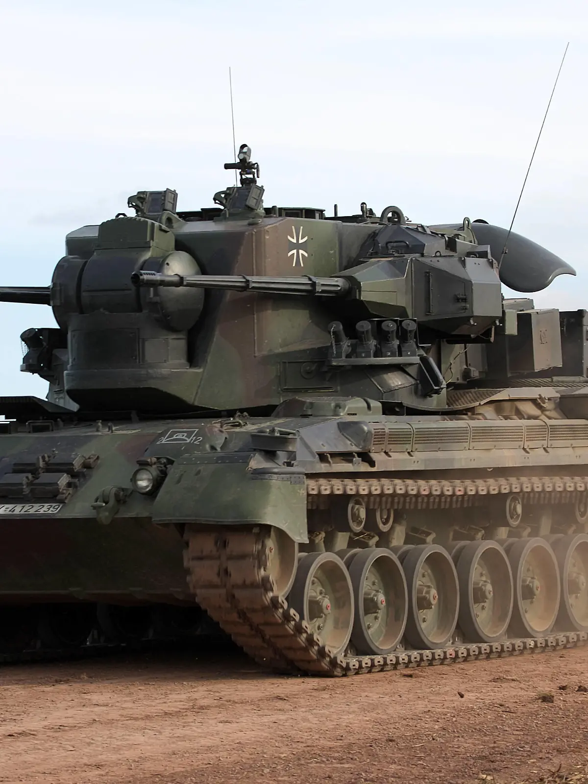  Flugabwehrkanonenpanzer FlakPz Gepard der Bundeswehr auf dem Truppenübungsplatz Wildflecken. Der Flugabwehrkanonenpanzer Gepard wird im Jahr 2022 von der Bundesrepublik Deutschland an die Ukraine geliefert. Hammelburg Bayern Deutschland *** Anti-aircraft gun tank FlakPz Gepard of the German Armed Forces at the military training area Wildflecken The anti-aircraft gun tank Gepard will be delivered by the Federal Republic of Germany to Ukraine in 2022 Hammelburg Bavaria Germany