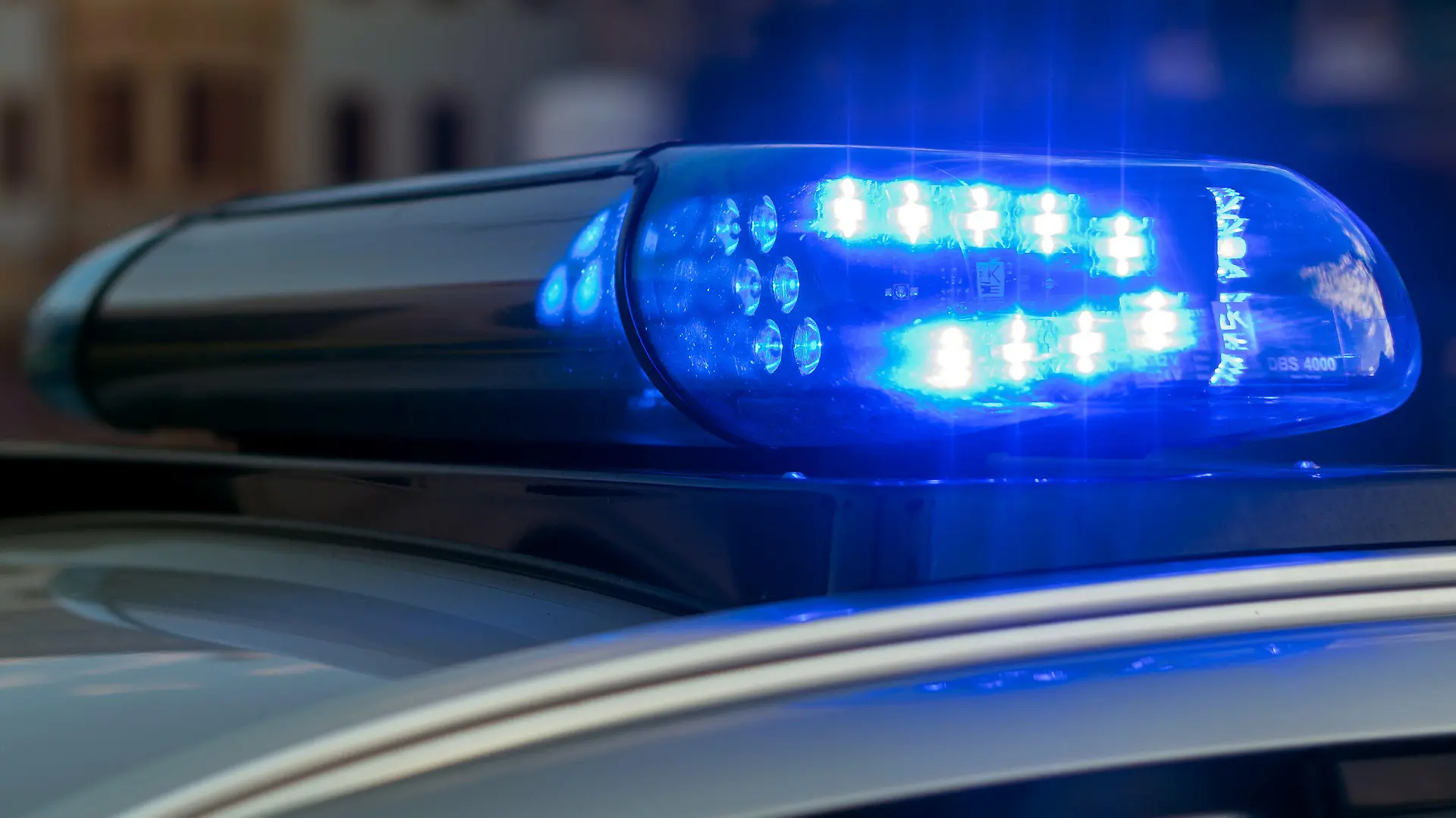 ARCHIV - 30.06.2018, Dresden: ILLUSTRATION - Das Blaulicht auf einem Fahrzeug der Polizei leuchtet in der Dunkelheit. Bereitstellung, Wartung und Betrieb der Polizei-Fahrzeugflotte kostet das Saarland im Jahr eine einstellige Millionensumme. Wie das Innenministerium in Saarbrücken auf Anfrage der Deutschen Presse-Agentur mitteilte, ist dafür in diesem Jahr eine Summe von mehr als sechs Millionen Euro vorgesehen. Foto: Monika Skolimowska/zb/dpa +++ dpa-Bildfunk +++