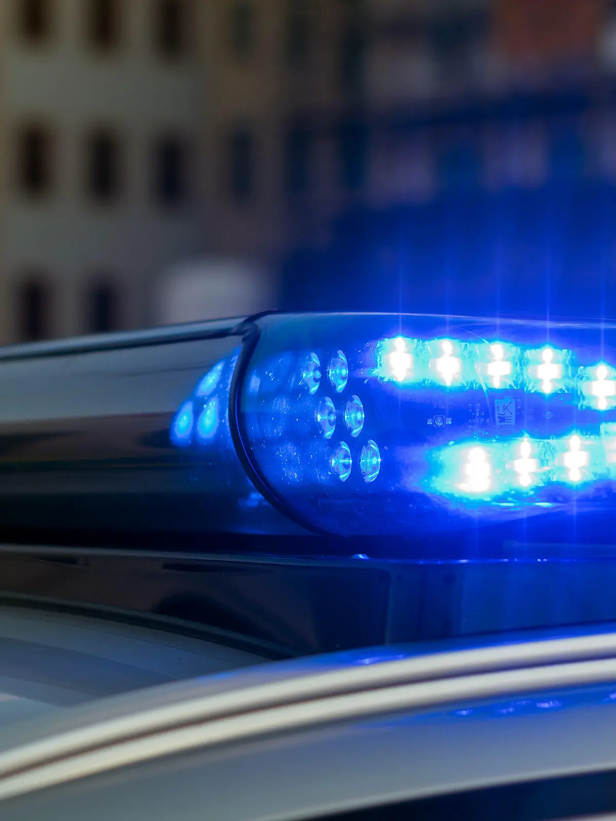 ARCHIV - 30.06.2018, Dresden: ILLUSTRATION - Das Blaulicht auf einem Fahrzeug der Polizei leuchtet in der Dunkelheit. Bereitstellung, Wartung und Betrieb der Polizei-Fahrzeugflotte kostet das Saarland im Jahr eine einstellige Millionensumme. Wie das Innenministerium in Saarbrücken auf Anfrage der Deutschen Presse-Agentur mitteilte, ist dafür in diesem Jahr eine Summe von mehr als sechs Millionen Euro vorgesehen. Foto: Monika Skolimowska/zb/dpa +++ dpa-Bildfunk +++