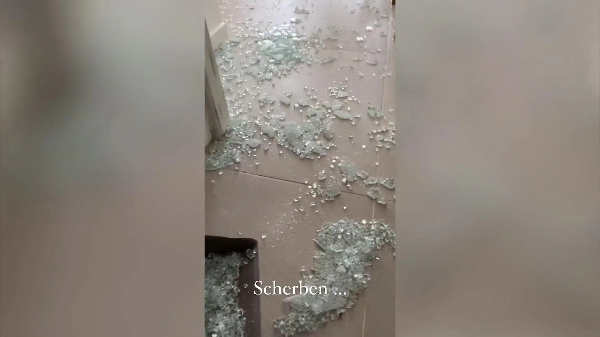 Beim Umzug von Jessica & Johannes Haller gibt es Scherben Hoffentlich bringt's Glück