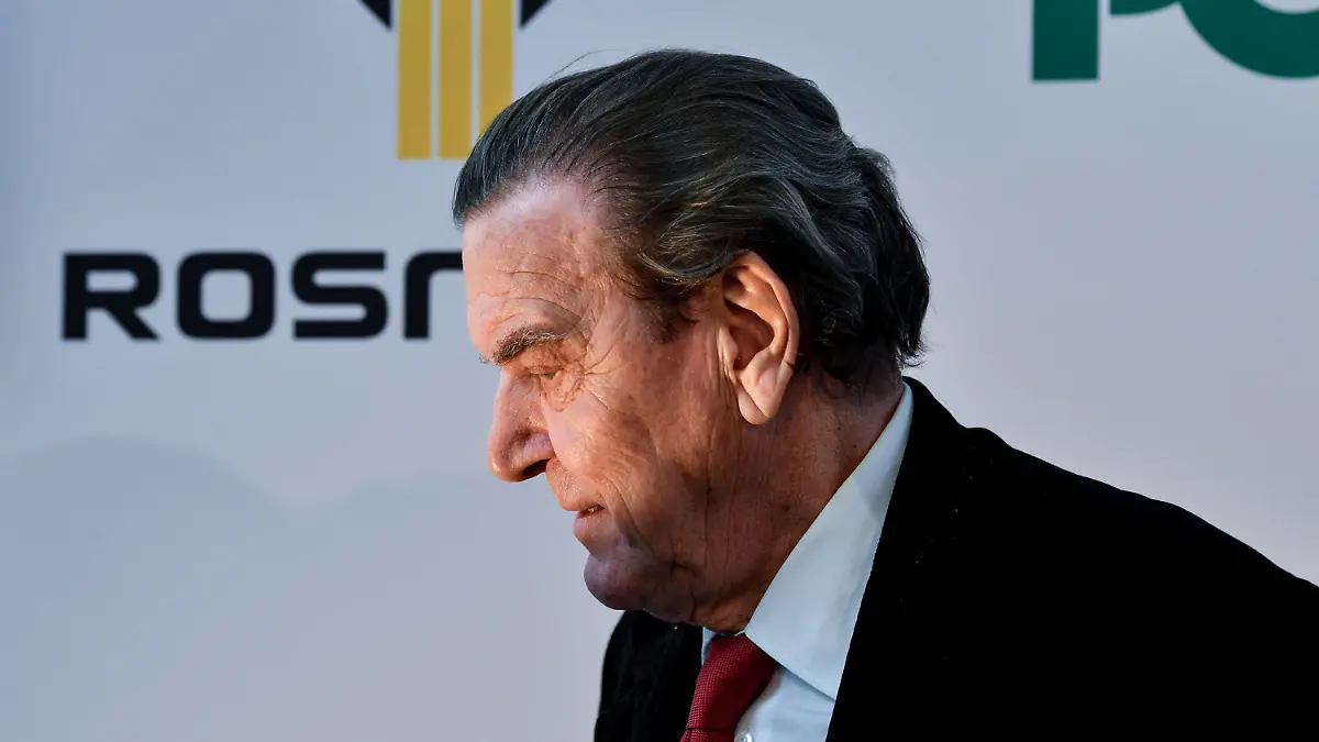 ARCHIV - 22.01.2018, Brandenburg, Schwedt: Der ehemalige Bundeskanzler und damalige Aufsichtsratsvorsitzende des russischen Ölkonzerns Rosneft, Gerhard Schröder (SPD), nimmt an einer Pressekonferenz in der PCK-Raffinerie teil. (zu dpa «Vom Kanzler zum Sorgenkind der SPD: Der Fall des Gerhard Schröder») Foto: Patrick Pleul/dpa-Zentralbild/dpa +++ dpa-Bildfunk +++