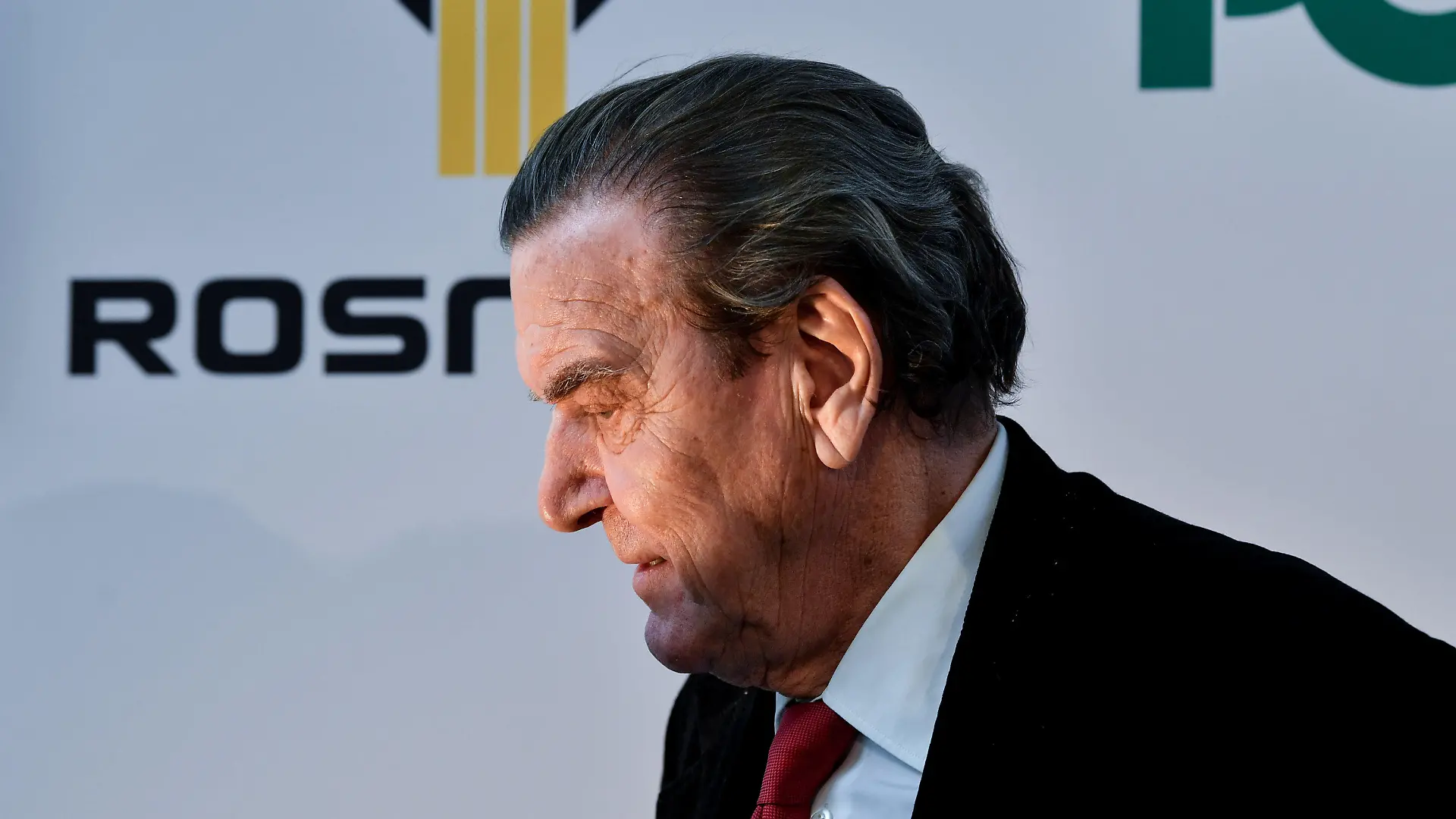 ARCHIV - 22.01.2018, Brandenburg, Schwedt: Der ehemalige Bundeskanzler und damalige Aufsichtsratsvorsitzende des russischen Ölkonzerns Rosneft, Gerhard Schröder (SPD), nimmt an einer Pressekonferenz in der PCK-Raffinerie teil. (zu dpa «Vom Kanzler zum Sorgenkind der SPD: Der Fall des Gerhard Schröder») Foto: Patrick Pleul/dpa-Zentralbild/dpa +++ dpa-Bildfunk +++