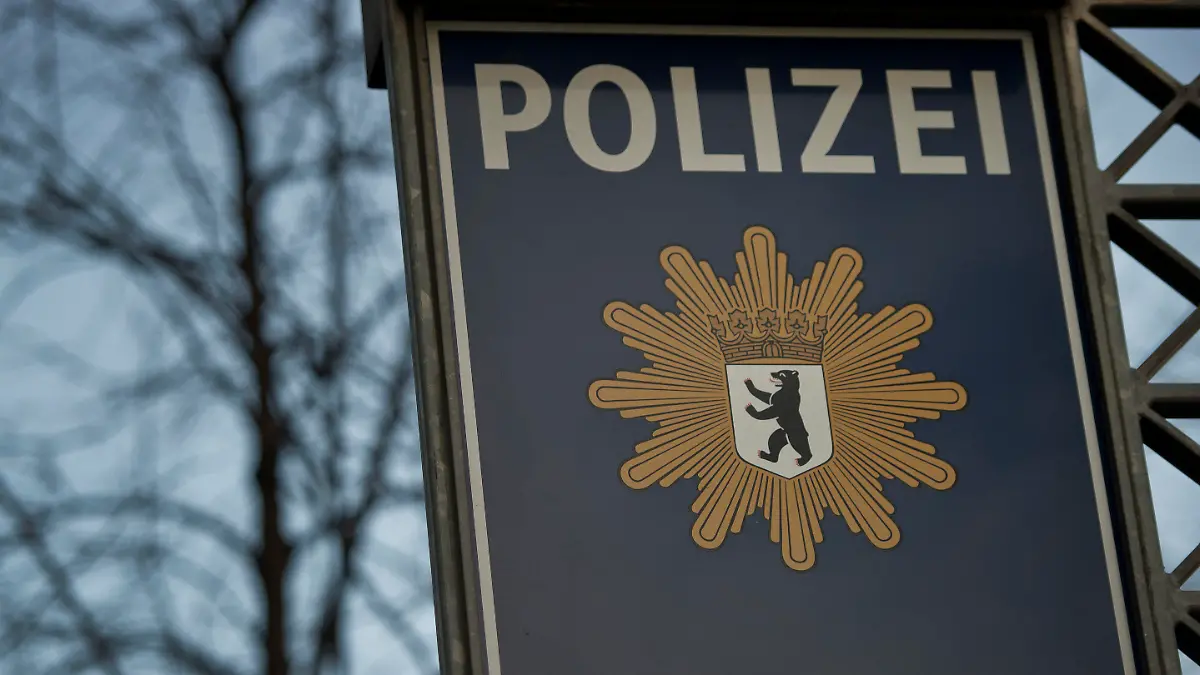 ARCHIV - 07.01.2013, Berlin: Ein Schild weist auf das Landeskriminalamt in Berlin hin. Die Berliner Polizei gerät erneut in die Schlagzeilen. Am Freitagmorgen gibt es Durchsuchungen. Ein Polizist wird verhaftet. Es soll um Korruption und Drogen gehen. (zu dpa «Durchsuchungen wegen Korruptionsverdachts - Polizist verhaftet» vom 16.03.2018) Foto: Daniel Naupold/dpa +++ dpa-Bildfunk +++