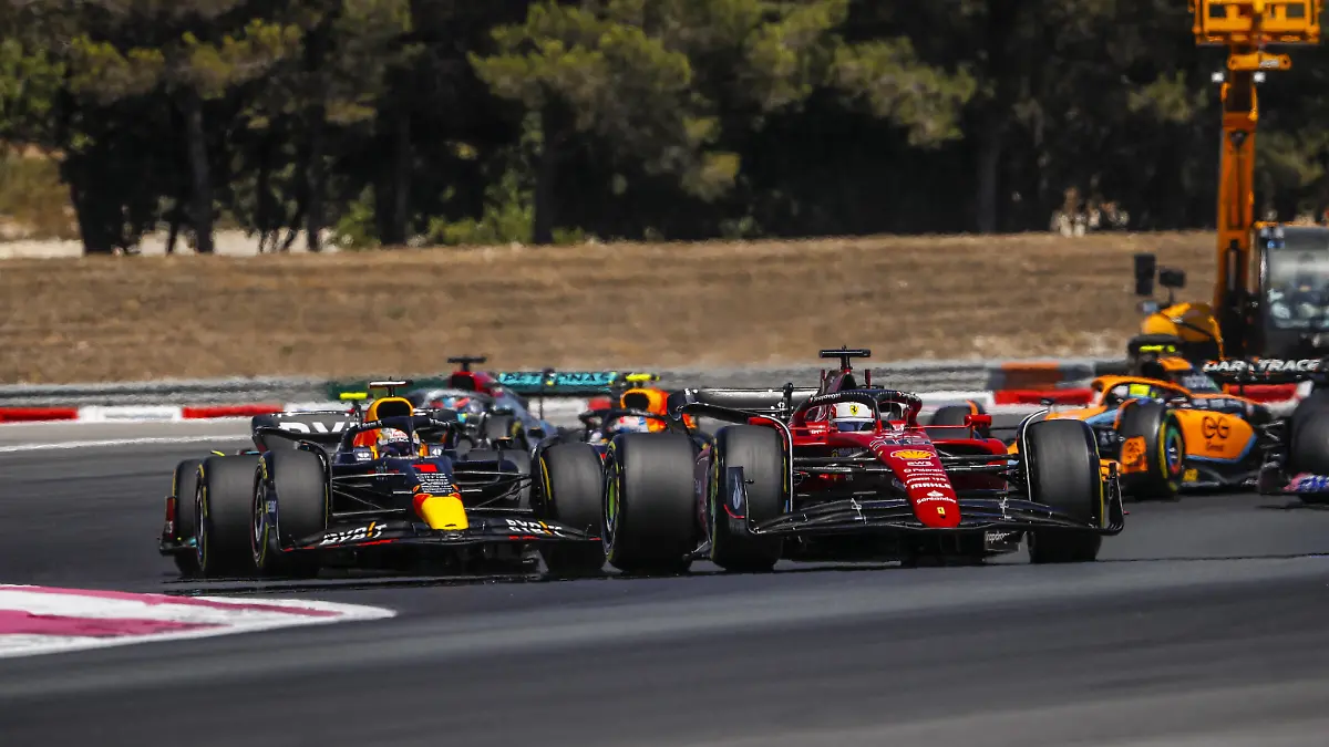 16 LECLERC Charles mco, Scuderia Ferrari F1-75, action, start with 01 VERSTAPPEN Max nld, Red Bull Racing RB18 the Formula 1 Lenovo Grand Prix de France, French Grand Prix 2022, 12th round of the 2022 FIA Formula One World Championship, WM, Weltmeisterschaft from July 22 to 24, 2022 on the Circuit Paul Ricard, in Le Castellet, France - F1 - FRENCH GRAND PRIX 2022 - RACE DPPI/Panoramic PUBLICATIONxNOTxINxFRAxITAxBEL _V2_0988