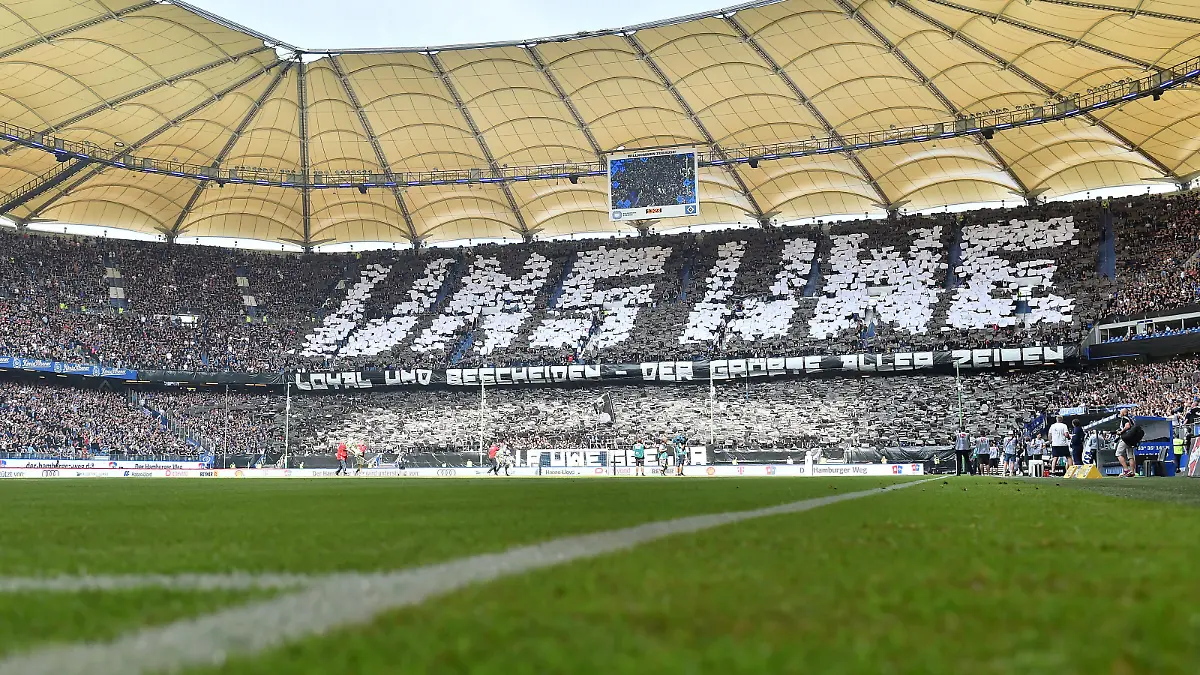 xmtx - Fußball - 2. Bundesliga - 02. Spieltag Hamburger SV - FC Hansa Rostock am 24.07.2022 im Volksparkstadion in Hamburg. HSV Fans Gedanken an Uwe Seeler mit einer Choreografie. *** xmtx soccer 2 Bundesliga 02 match day Hamburger SV FC Hansa Rostock on 24 07 2022 at Volksparkstadion in Hamburg HSV fans thoughts of Uwe Seeler with a choreography MT