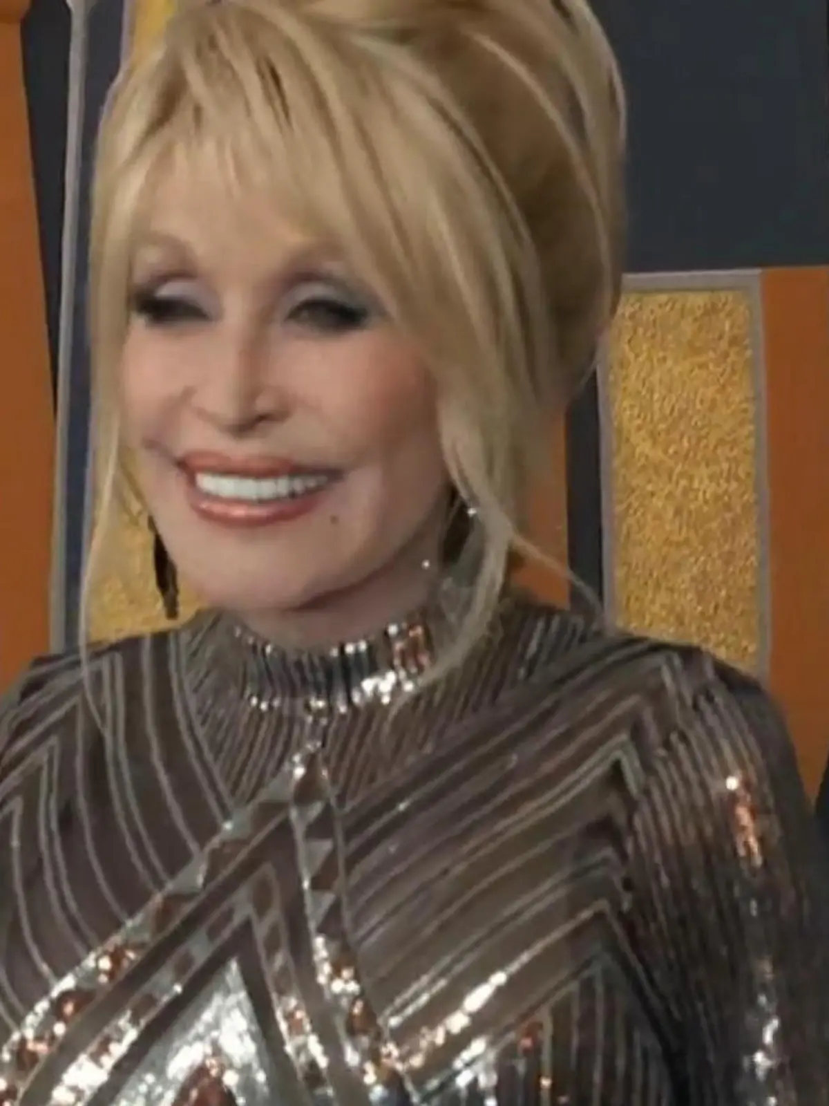 Bild zu: "Dolly Parton im Discokugel-Outfit"