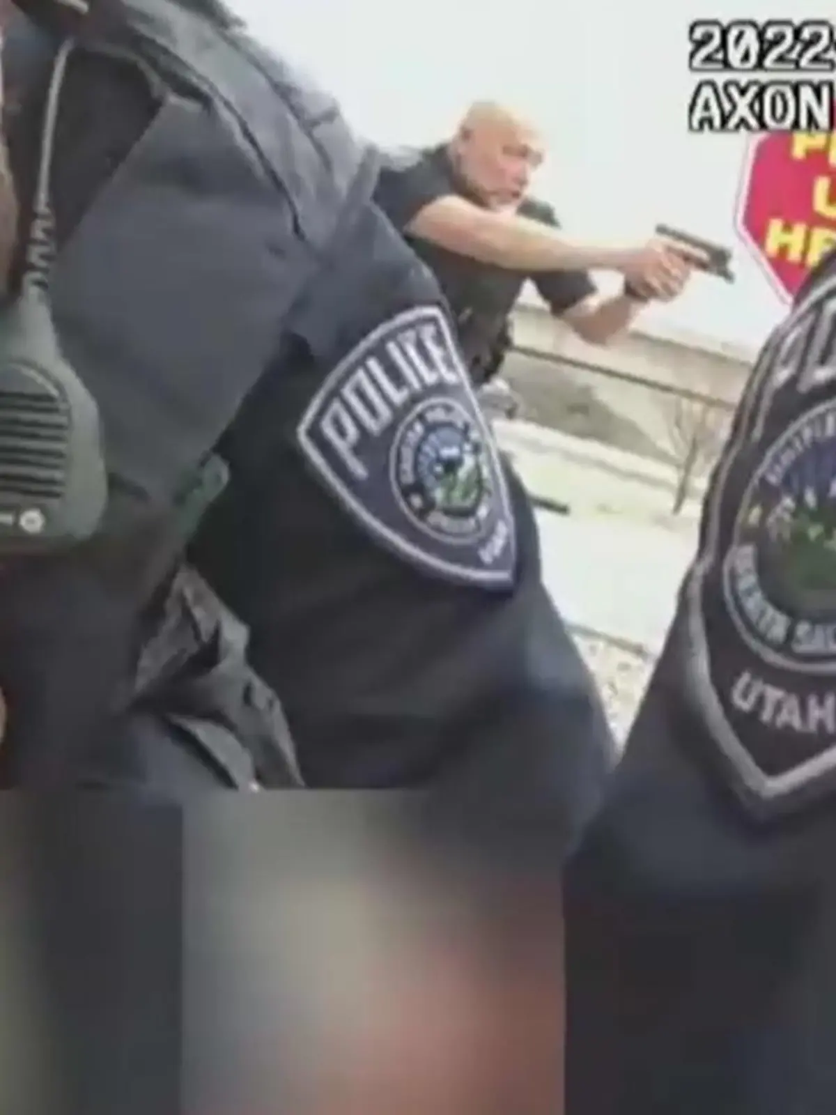 Einige der Polizisten zielten mit ihren Waffen auf das Auto, in dem die Kinder saßen.