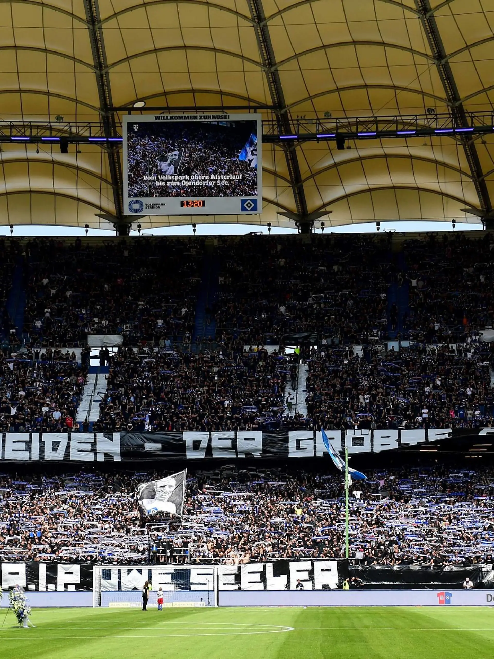  Fussball I Herren I 2.Bundesliga l Hamburger SV - F.C. Hansa Rostock I 02.Spieltag I Saison 2022-2023 I HSV I 24.07.2022 I HSV Nordkurve Choreo in Gedenken an UWE SEELER , Sportplatz : Volksparkstadion, Stellingen Hamburg Deutschland *** Football I Men I 2 Bundesliga l Hamburger SV F C Hansa Rostock I 02 Matchday I Season 2022 2023 I HSV I 24 07 2022 I HSV Nordkurve Choreo in memory of UWE SEELER , Sportplatz Volksparkstadion, Stellingen Hamburg Germany