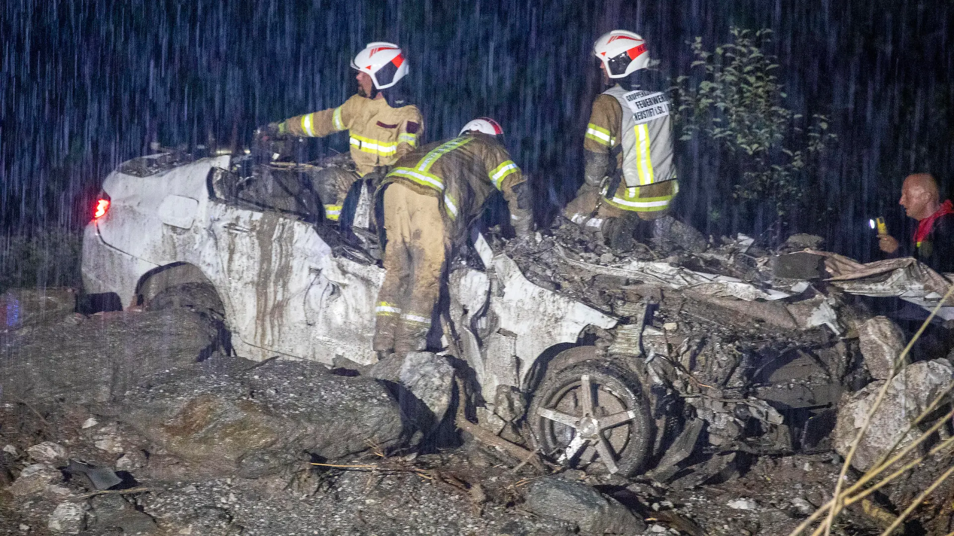 ID 624 Katastrophale Unwetter im Stubaital Katastrophale Unwetter zogen am Abend über Tirol hinweg. Besonders dramatisch war die Lage bei Neustift im Stubaital. In Höhe der Ortschaft Medraz auf der L 183 gingen gleich mehrere Muren ab. In Höhe der Industriezone A spielten sich am Abend dramatische Situationen ab. Eine Mure riss eine Brücke fast ab, erfasste ein PKW. Das Fahrzeug wurde mehrere Meter mitgerissen und von einer Mure verschüttet. Die Feuerwehr aus der Umgebung waren im Großeinsatz. Es galt die Mure vom Fahrzeug zu entfernen und mit hydraulischem Gerät die Insassen zu befreien. Der Lenker des Fahrzeuges musste reanimiert werden. Selbst die Notärztin versank im Schlamm, gelangte kaum zu den Patienten. Erst nach einer Stu