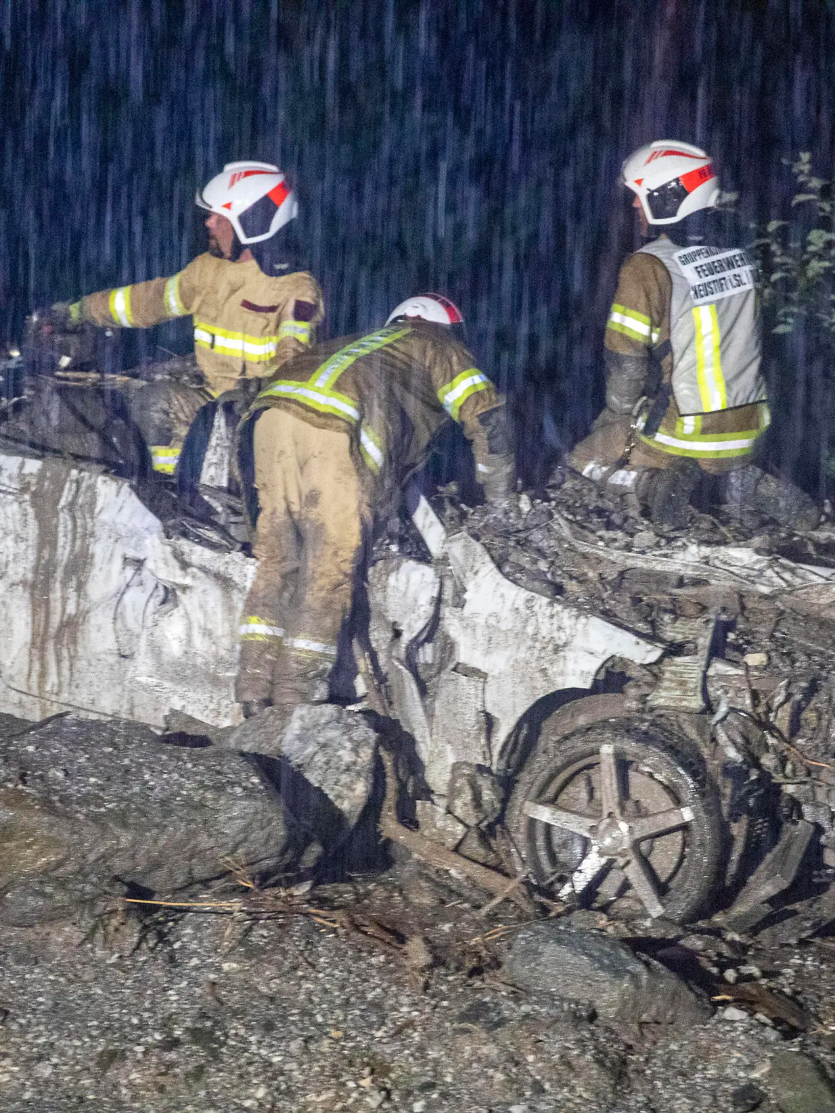ID 624 Katastrophale Unwetter im Stubaital Katastrophale Unwetter zogen am Abend über Tirol hinweg. Besonders dramatisch war die Lage bei Neustift im Stubaital. In Höhe der Ortschaft Medraz auf der L 183 gingen gleich mehrere Muren ab. In Höhe der Industriezone A spielten sich am Abend dramatische Situationen ab. Eine Mure riss eine Brücke fast ab, erfasste ein PKW. Das Fahrzeug wurde mehrere Meter mitgerissen und von einer Mure verschüttet. Die Feuerwehr aus der Umgebung waren im Großeinsatz. Es galt die Mure vom Fahrzeug zu entfernen und mit hydraulischem Gerät die Insassen zu befreien. Der Lenker des Fahrzeuges musste reanimiert werden. Selbst die Notärztin versank im Schlamm, gelangte kaum zu den Patienten. Erst nach einer Stu 