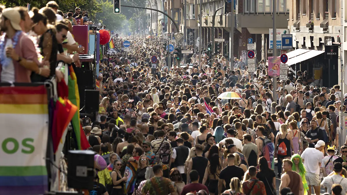 Christopher Street Day, CSD, Berlin 2022. Das diesjaehrige Motto des CSD-Umzugs in Berlin fuer die Rechte von Lesben, Schwulen, Bisexuellen, Transgender, Intersexuellen und queeren Menschen LGBTIQA - Menschen, lautete - United in Love - Gegen Hass, Krieg und Diskriminierung - Berlin, 23.07.2022. Berlin Deutschland *** Christopher Street Day, CSD, Berlin 2022 This years motto of the CSD parade in Berlin for the rights of lesbian, gay, bisexual, transgender, intersex and queer people LGBTIQA people, was United in Love Against Hate, War and Discrimination Berlin, 23 07 2022 Berlin Germany Copyright: xThomasxImox
