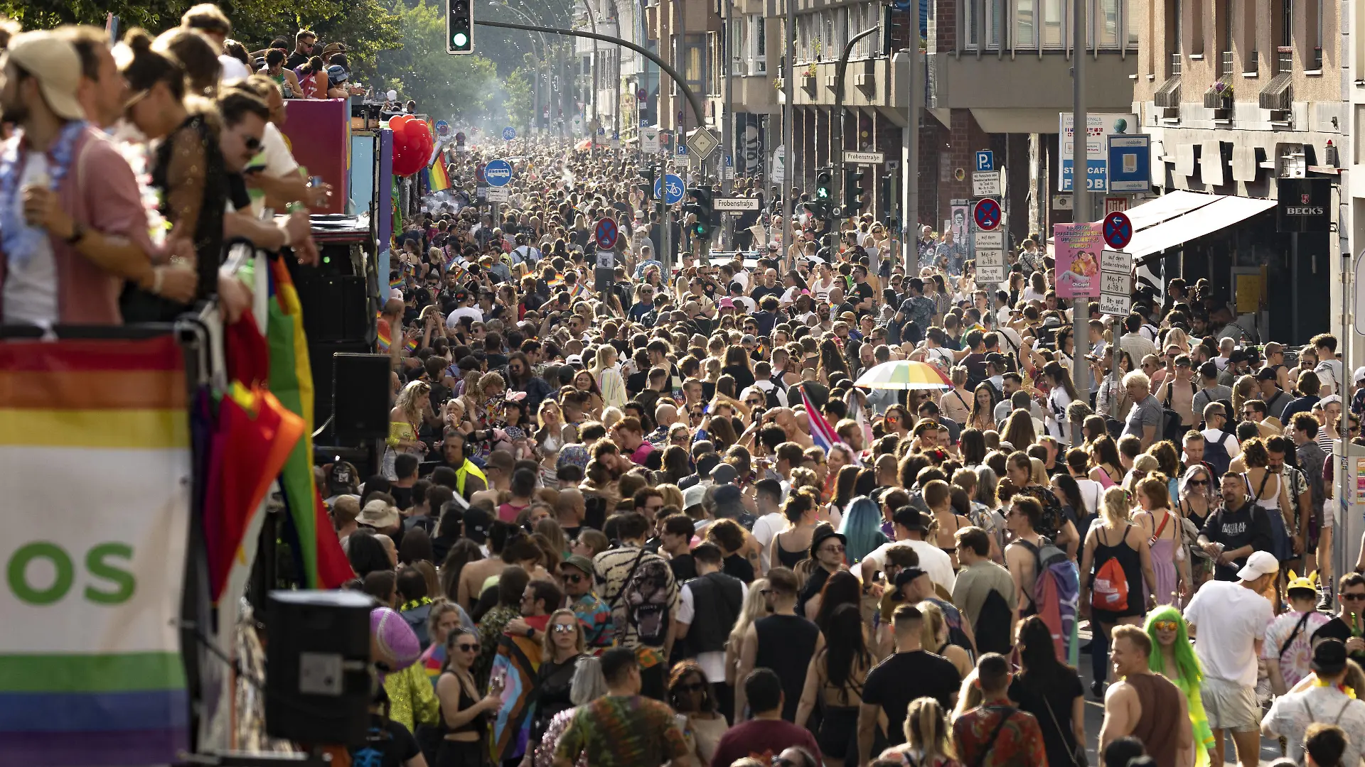  Christopher Street Day, CSD, Berlin 2022. Das diesjaehrige Motto des CSD-Umzugs in Berlin fuer die Rechte von Lesben, Schwulen, Bisexuellen, Transgender, Intersexuellen und queeren Menschen  LGBTIQA  - Menschen,  lautete - United in Love - Gegen Hass, Krieg und Diskriminierung - Berlin, 23.07.2022. Berlin Deutschland *** Christopher Street Day, CSD, Berlin 2022 This years motto of the CSD parade in Berlin for the rights of lesbian, gay, bisexual, transgender, intersex and queer people LGBTIQA people, was United in Love Against Hate, War and Discrimination Berlin, 23 07 2022 Berlin Germany Copyright: xThomasxImox