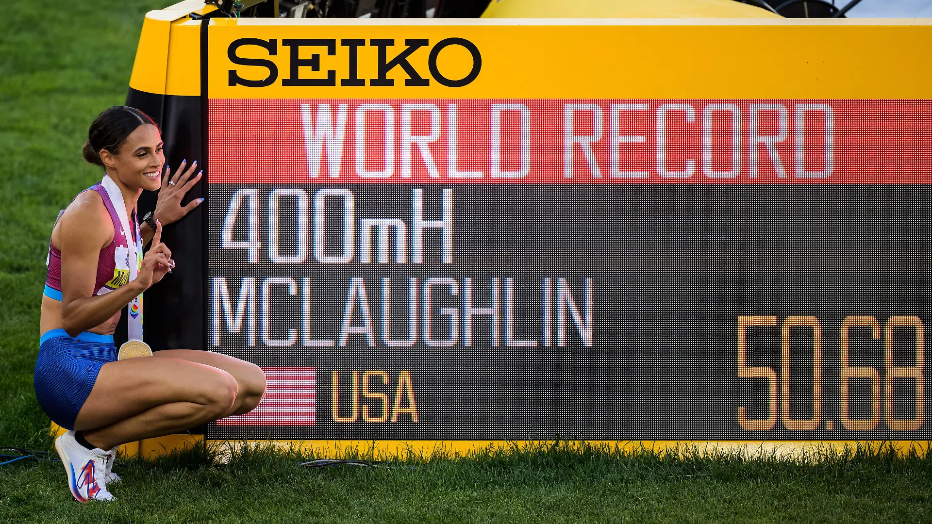 220722 Sydney McLaughlin of USA celebrates after winning womens 400 meters hurdles final and breaking the world record during day 8 of the 2022 World Athletics Championships on July 22, 2022 in Eugene. Photo: Joel Marklund / BILDBYRAN / kod JM / JM0336 bbeng friidrott athletics friidrett 2022 world athletics championships world athletics championships oregon22 friidrotts-vm friidretts-vm vm dam final jubel *** 220722 Sydney McLaughlin of USA celebrates after winning womens 400 meters hurdles final and breaking the world record during day 8 of the 2022 World Athletics Championships on July 22, 2022 in Eugene Photo Joel Marklund BILDBYRAN kod JM JM0336 bbeng friidrott athletics friidrett 2022 world athletics championships world athletics championships oregon22 friidrotts vm friidretts vm vm dam final jubel, PUBLICATIONxNOTxINxSWExNORxAUT Copyright: JOELxMARKLUND BB220722JM026