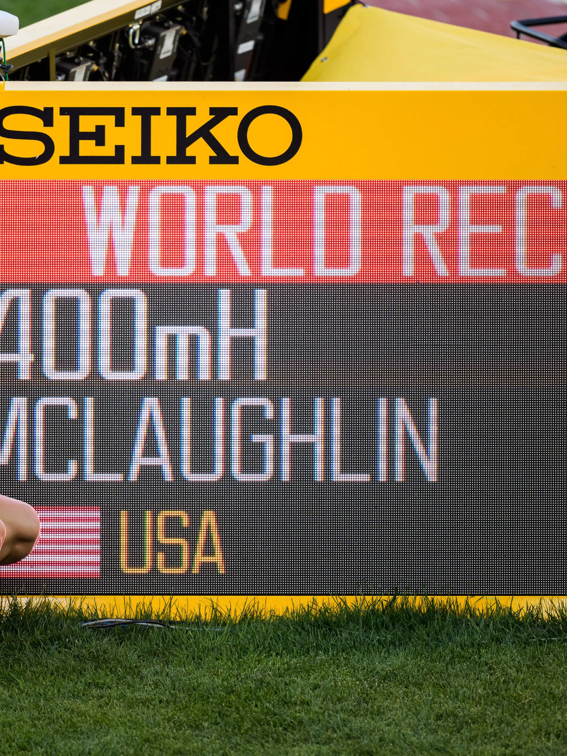  220722 Sydney McLaughlin of USA celebrates after winning womens 400 meters hurdles final and breaking the world record during day 8 of the 2022 World Athletics Championships on July 22, 2022 in Eugene. Photo: Joel Marklund / BILDBYRAN / kod JM / JM0336 bbeng friidrott athletics friidrett 2022 world athletics championships world athletics championships oregon22 friidrotts-vm friidretts-vm vm dam final jubel *** 220722 Sydney McLaughlin of USA celebrates after winning womens 400 meters hurdles final and breaking the world record during day 8 of the 2022 World Athletics Championships on July 22, 2022 in Eugene Photo Joel Marklund BILDBYRAN kod JM JM0336 bbeng friidrott athletics friidrett 2022 world athletics championships world athletics championships oregon22 friidrotts vm friidretts vm vm dam final jubel, PUBLICATIONxNOTxINxSWExNORxAUT Copyright: JOELxMARKLUND BB220722JM026 
